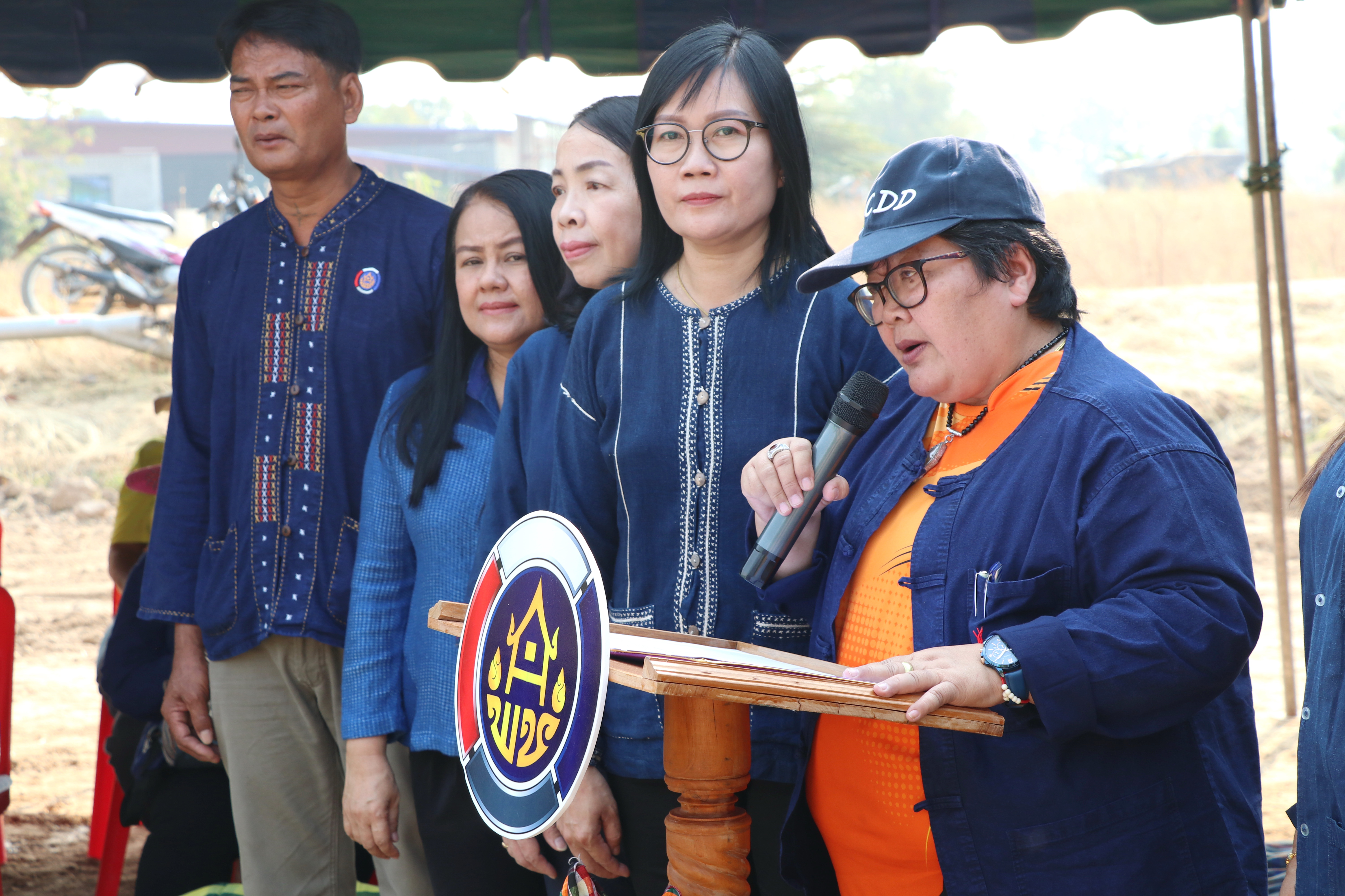 สุโขทัย เมืองผาสุกด้วยศาสตร์พระราชา เอามื้อสามัคคี “โคก หนอง นา โมเดล” จุดตัวอย่าง “จอบแรก” ณ บ้านนายนิธิกร รอดมา บ้านเลขที่ 14 ม. 6 ต.เมืองเก่า อ.เมืองสุโขทัย จ.สุโขทัย