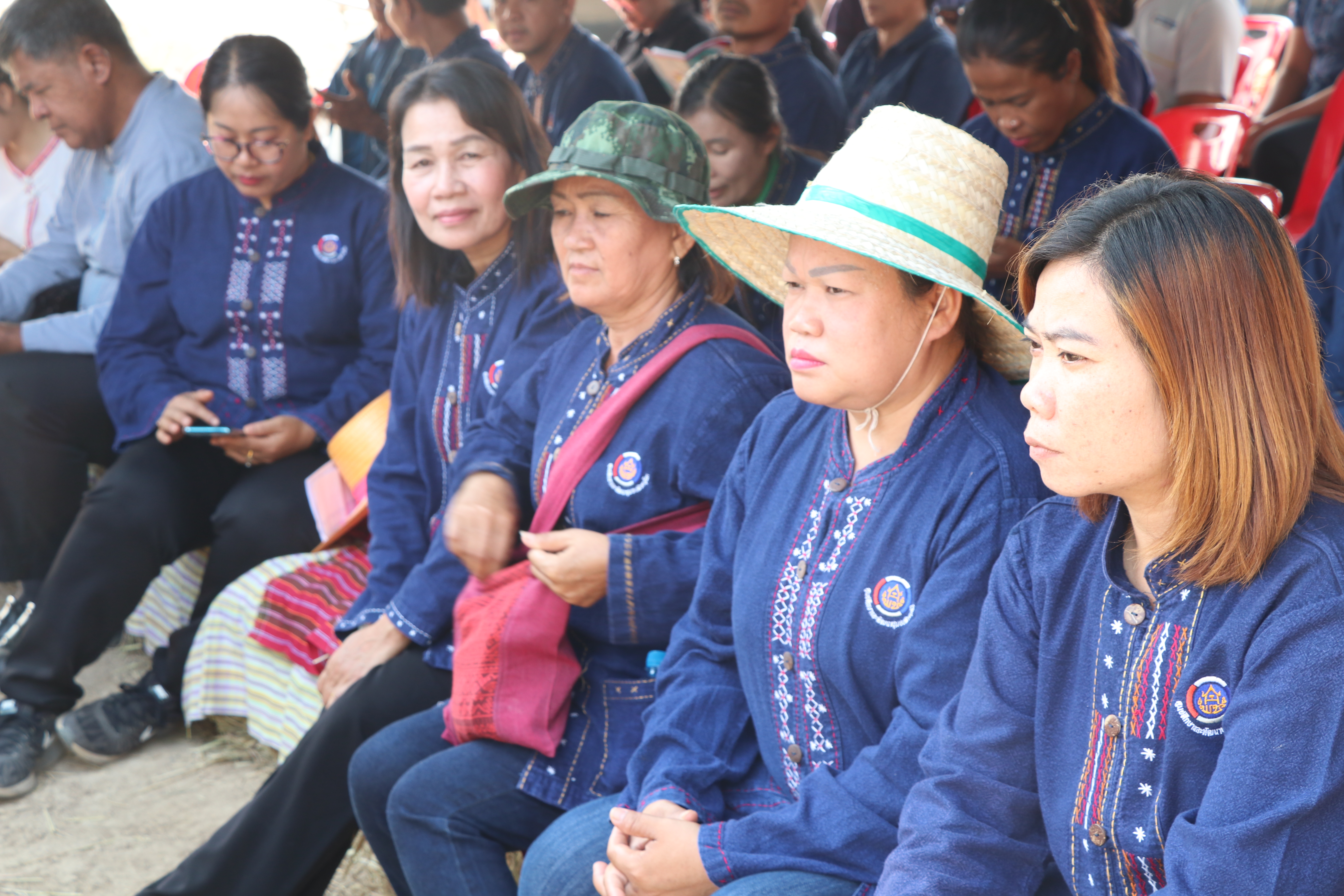 สุโขทัย เมืองผาสุกด้วยศาสตร์พระราชา เอามื้อสามัคคี “โคก หนอง นา โมเดล” จุดตัวอย่าง “จอบแรก” ณ บ้านนายนิธิกร รอดมา บ้านเลขที่ 14 ม. 6 ต.เมืองเก่า อ.เมืองสุโขทัย จ.สุโขทัย