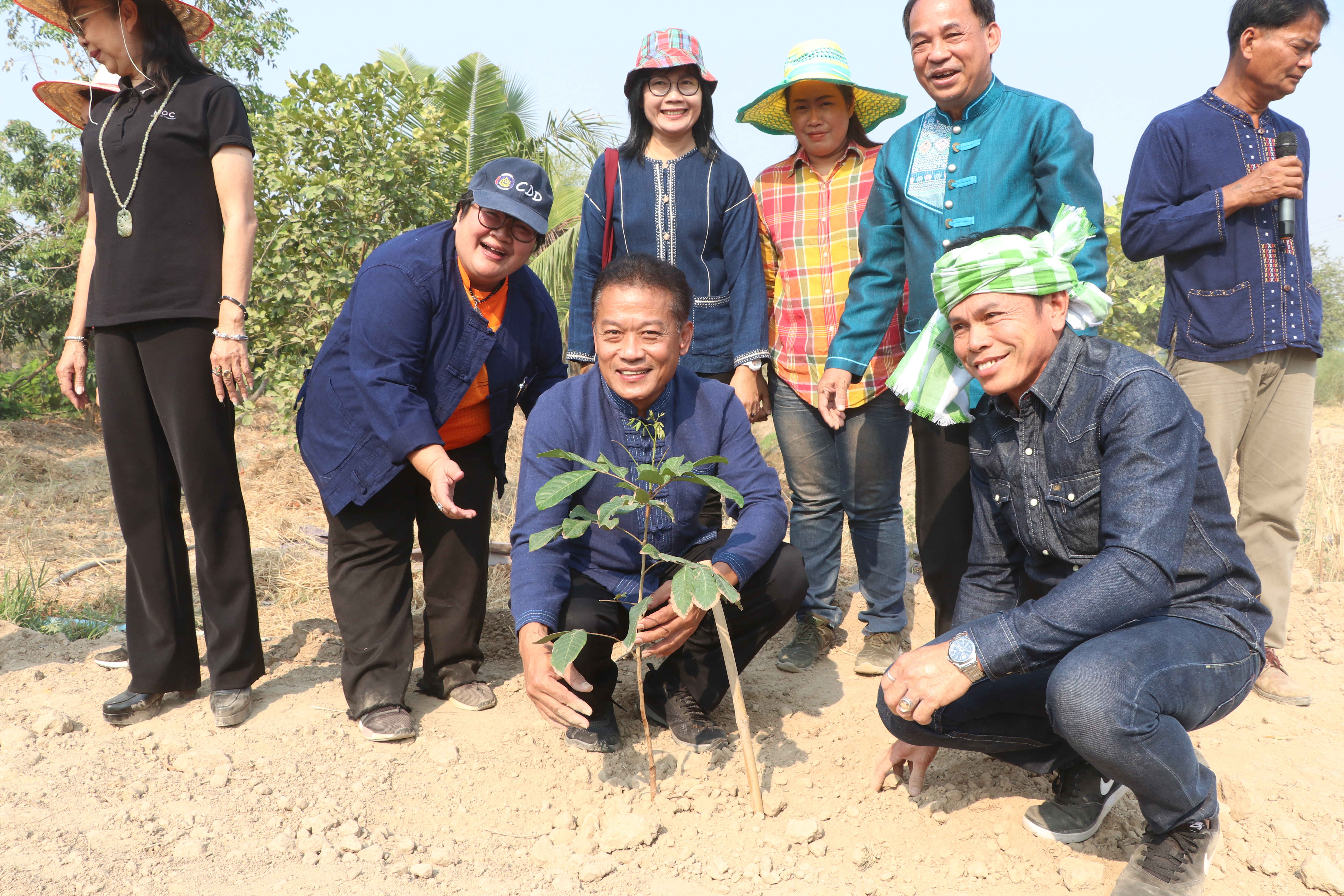 สุโขทัย เมืองผาสุกด้วยศาสตร์พระราชา เอามื้อสามัคคี “โคก หนอง นา โมเดล” จุดตัวอย่าง “จอบแรก” ณ บ้านนายนิธิกร รอดมา บ้านเลขที่ 14 ม. 6 ต.เมืองเก่า อ.เมืองสุโขทัย จ.สุโขทัย