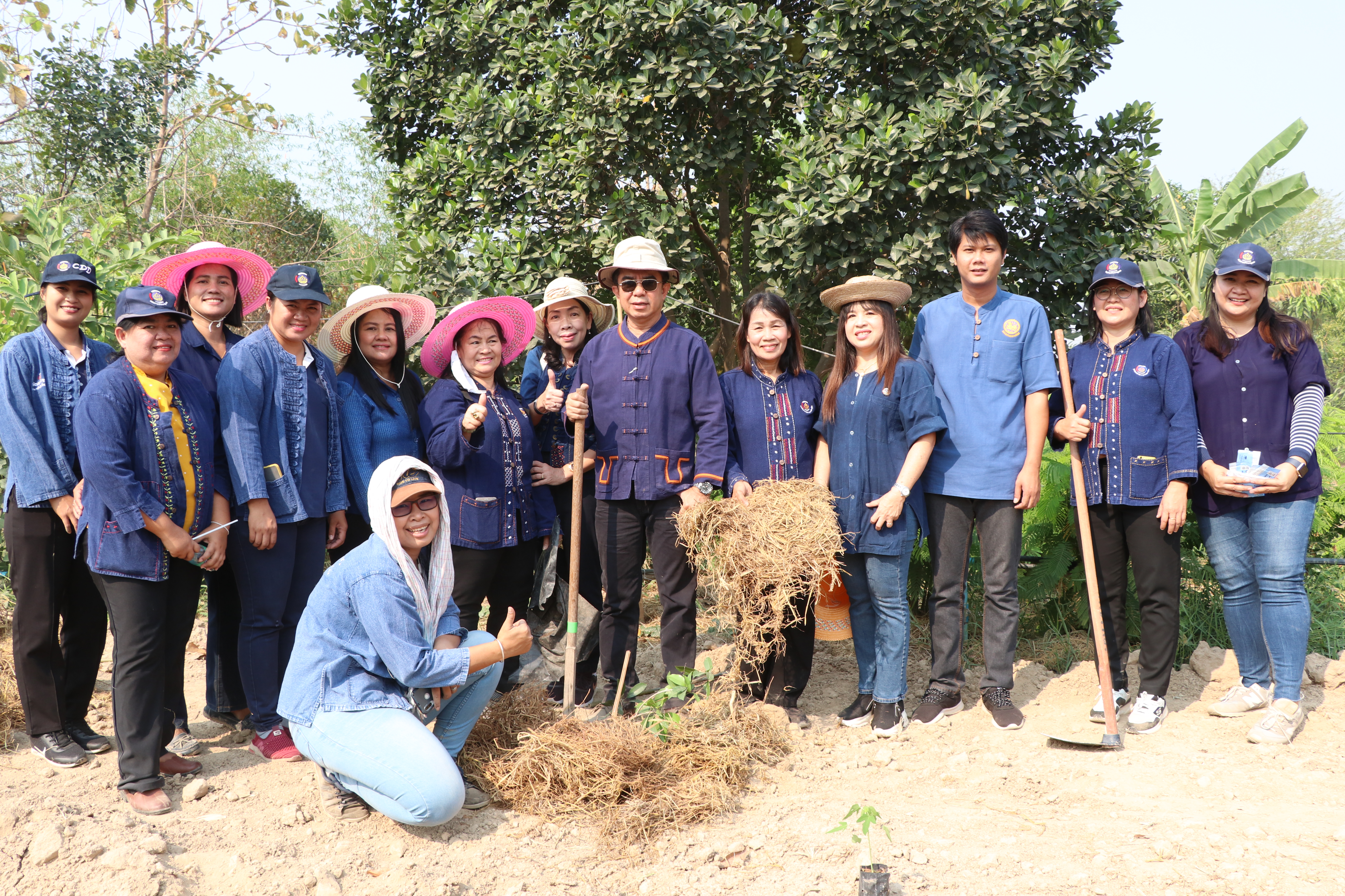 สุโขทัย เมืองผาสุกด้วยศาสตร์พระราชา เอามื้อสามัคคี “โคก หนอง นา โมเดล” จุดตัวอย่าง “จอบแรก” ณ บ้านนายนิธิกร รอดมา บ้านเลขที่ 14 ม. 6 ต.เมืองเก่า อ.เมืองสุโขทัย จ.สุโขทัย