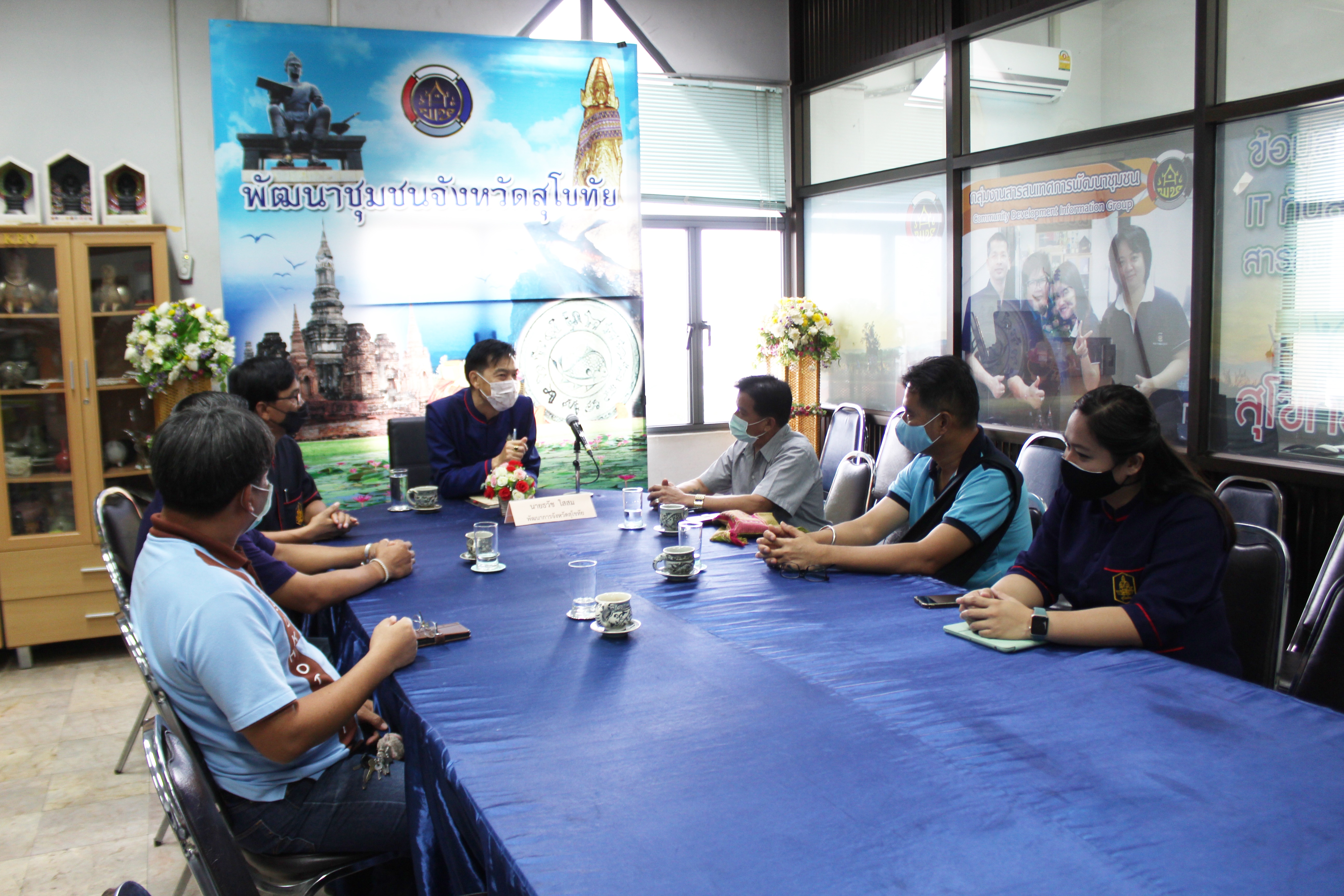 คณะกรรมการเครือข่าย OTOP จังหวัดสุโขทัย ร่วมสนับสนุนเมล็ดพันธุ์ผักสวนครัว ตามโครงการสุโขทัยพอเพียง แก่สำนักงานพัฒนาชุมชนจังหวัดสุโขทัย