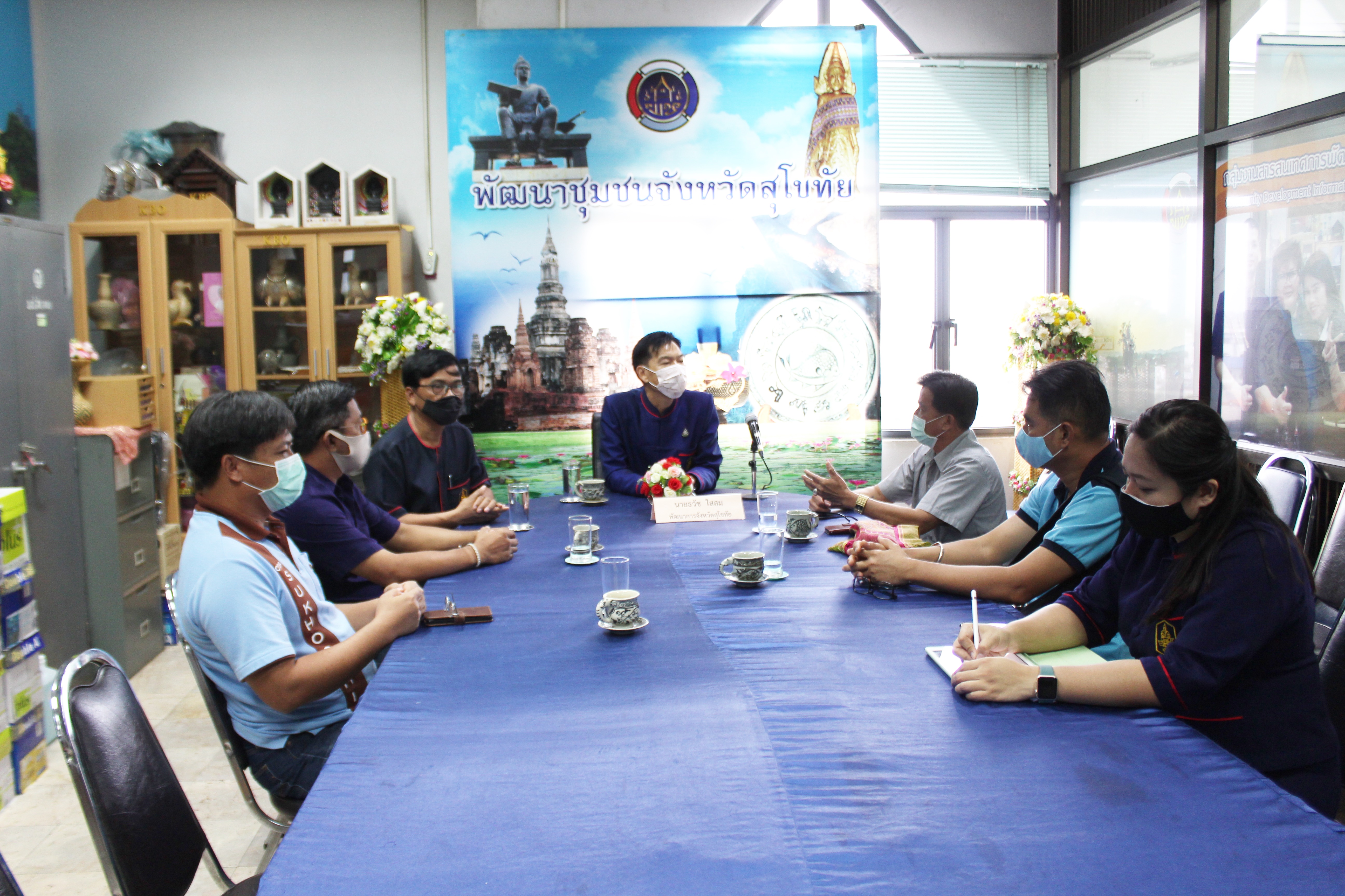 คณะกรรมการเครือข่าย OTOP จังหวัดสุโขทัย ร่วมสนับสนุนเมล็ดพันธุ์ผักสวนครัว ตามโครงการสุโขทัยพอเพียง แก่สำนักงานพัฒนาชุมชนจังหวัดสุโขทัย