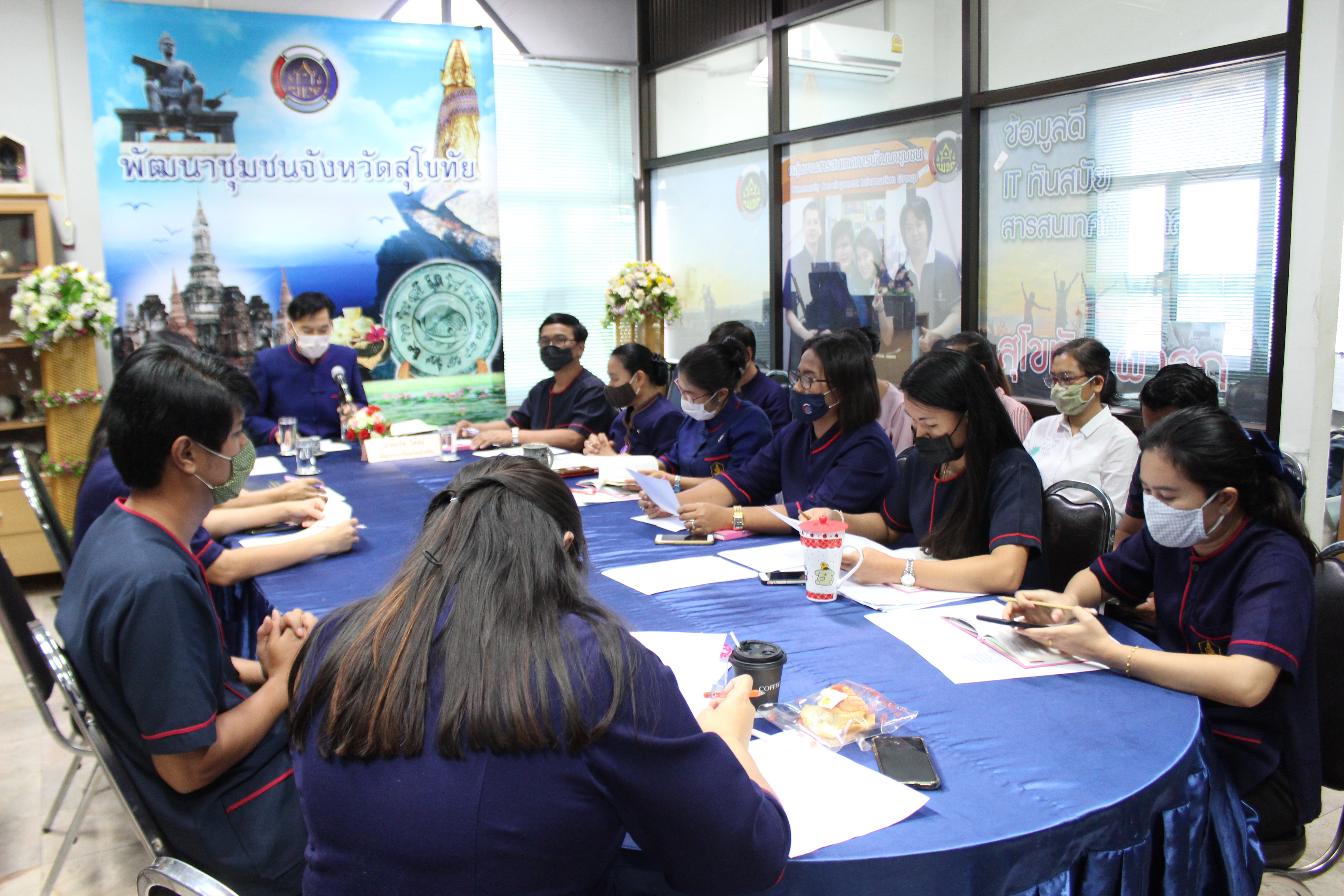 พัฒนาการจังหวัดสุโขทัยประชุมชี้แจงและมอบหมายภารกิจการปฏิบัติงานการเปิดโครงการ”สุโขทัยพอเพียง” กิจกรรม “สตรีสุโขทัยร่วมใจสู้ภัย – 19 ตามหลักปรัชญาของเศรษฐกิจพอเพียง”