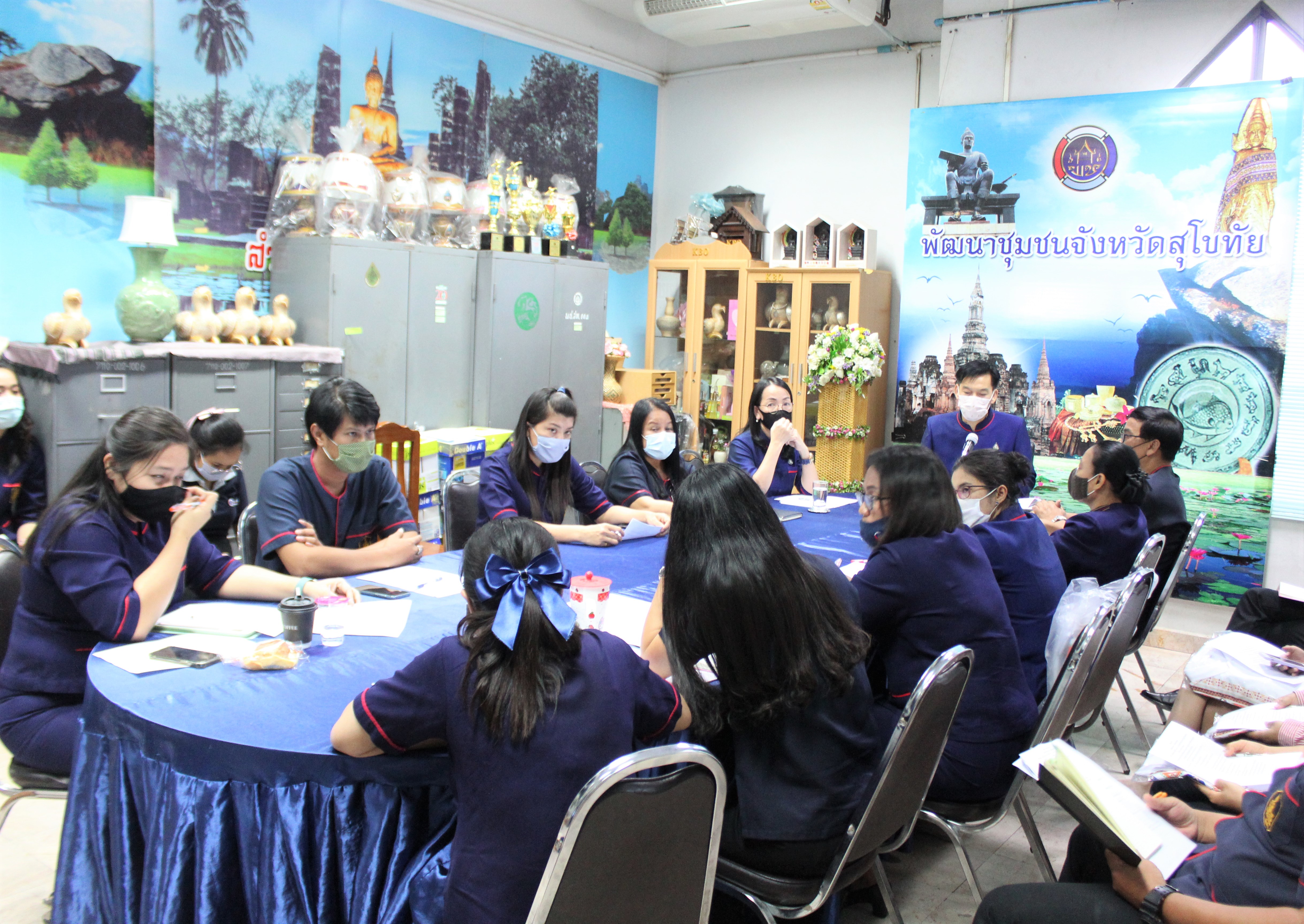 พัฒนาการจังหวัดสุโขทัยประชุมชี้แจงและมอบหมายภารกิจการปฏิบัติงานการเปิดโครงการ”สุโขทัยพอเพียง” กิจกรรม “สตรีสุโขทัยร่วมใจสู้ภัย – 19 ตามหลักปรัชญาของเศรษฐกิจพอเพียง”