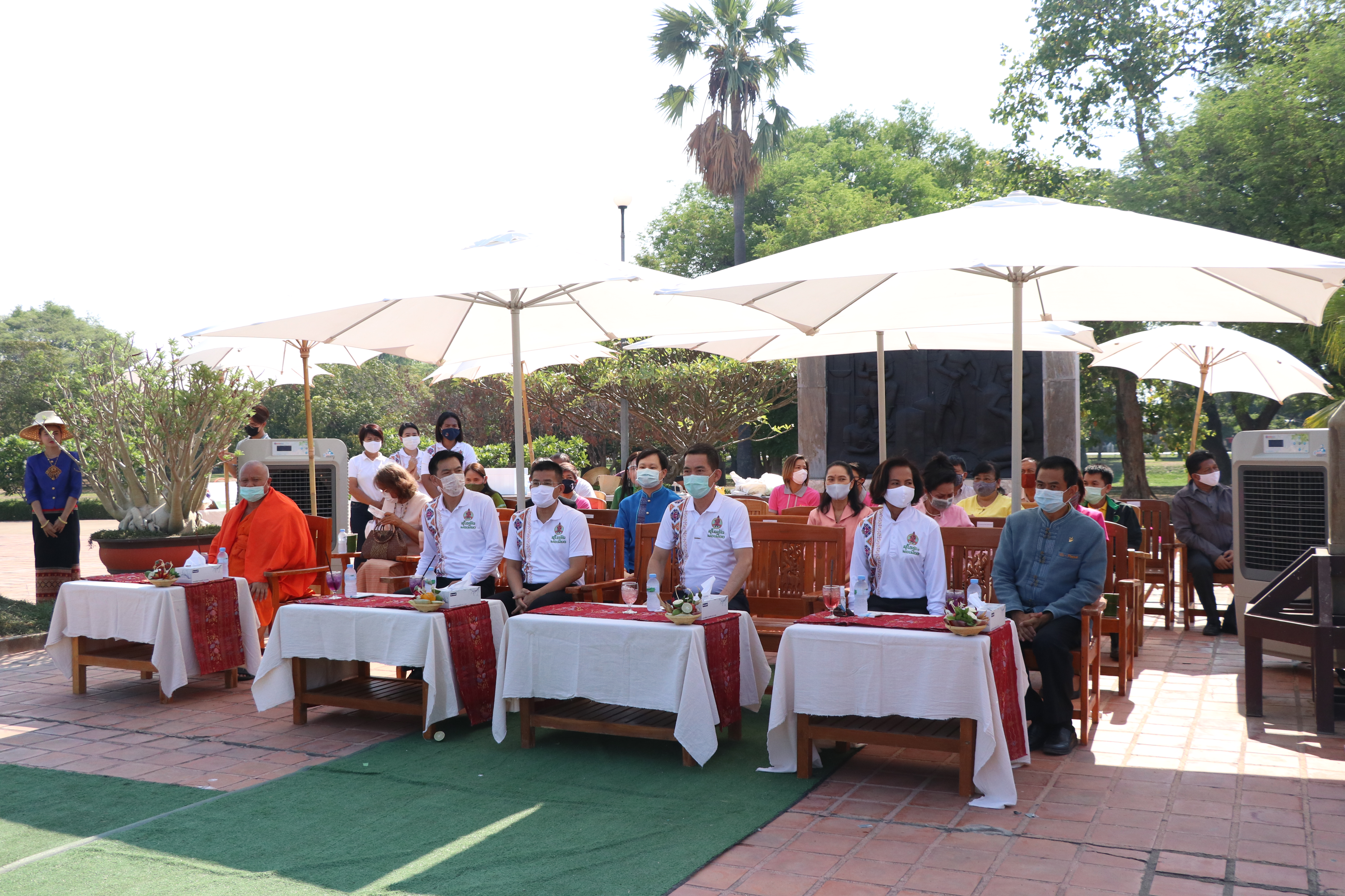 จังหวัดสุโขทัย เปิดโครงการสุโขทัยพอเพียง กิจกรรมสตรีสุโขทัยร่วมใจสู้ภัย COVID – 19 ตามหลักปรัชญาของเศรษฐกิจพอเพียง ณ บริเวณลานอนุสาวรีย์พ่อขุนรามคำแหงมหาราช อุทยานประวัติศาสตร์สุโขทัย