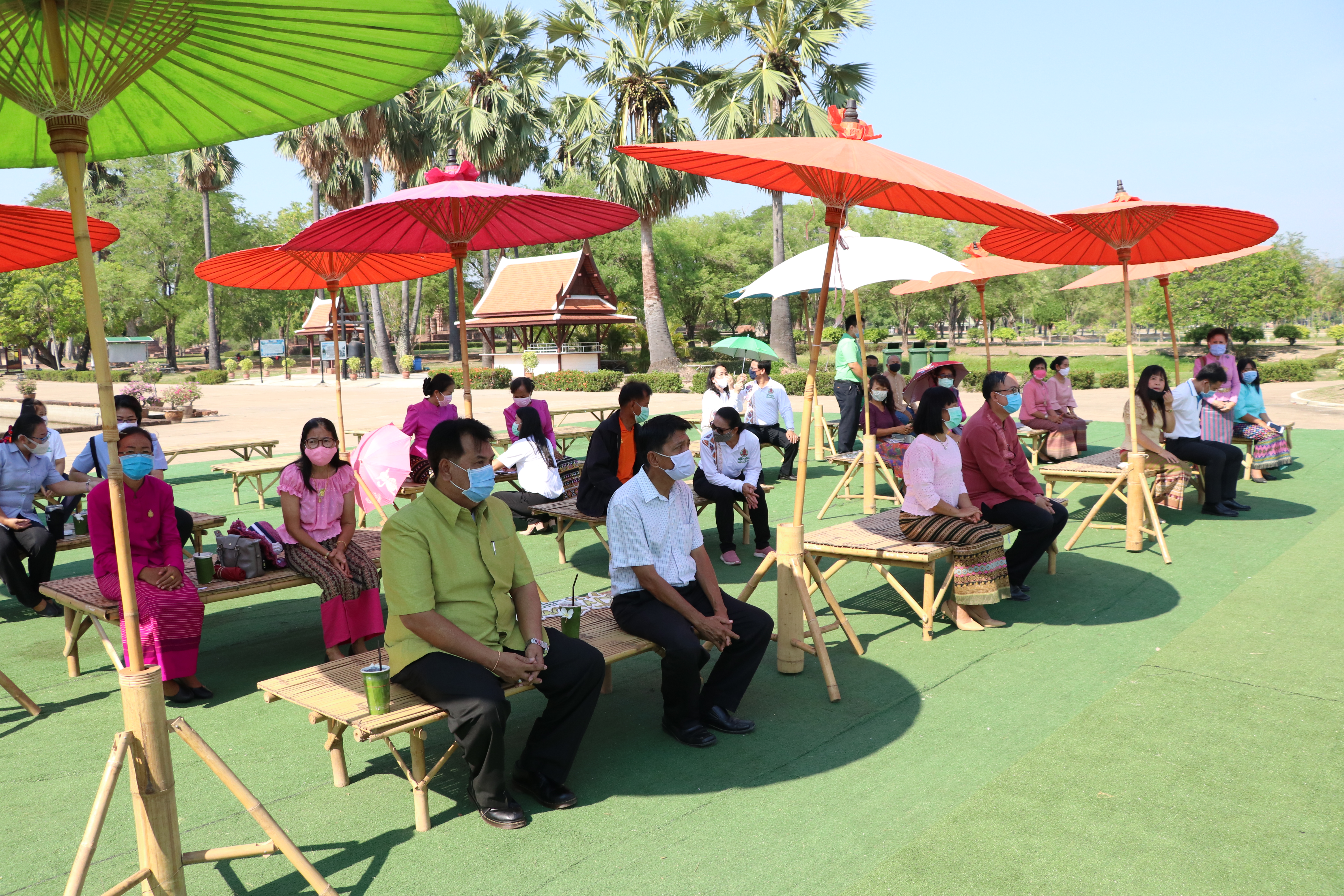 จังหวัดสุโขทัย เปิดโครงการสุโขทัยพอเพียง กิจกรรมสตรีสุโขทัยร่วมใจสู้ภัย COVID – 19 ตามหลักปรัชญาของเศรษฐกิจพอเพียง ณ บริเวณลานอนุสาวรีย์พ่อขุนรามคำแหงมหาราช อุทยานประวัติศาสตร์สุโขทัย