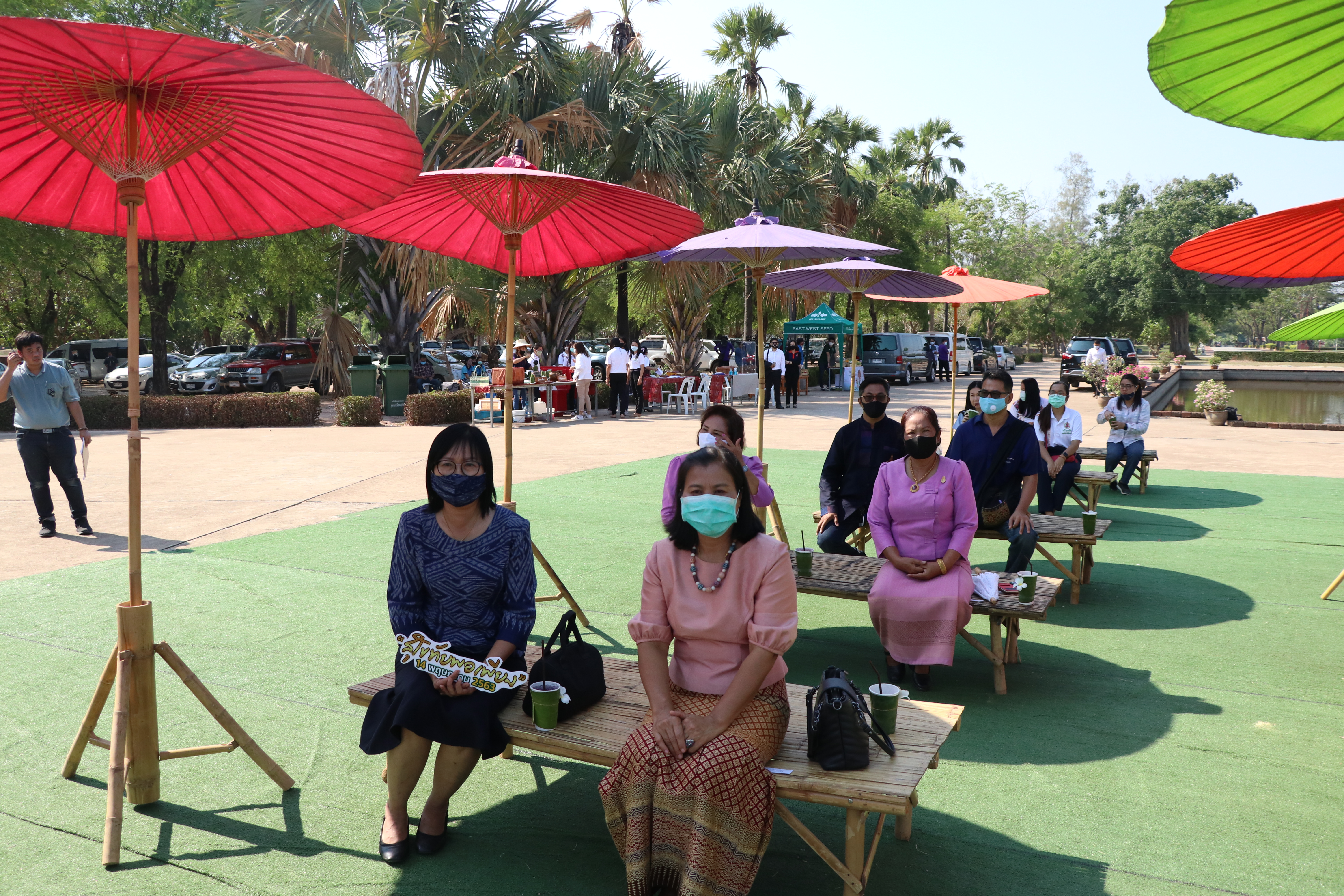 จังหวัดสุโขทัย เปิดโครงการสุโขทัยพอเพียง กิจกรรมสตรีสุโขทัยร่วมใจสู้ภัย COVID – 19 ตามหลักปรัชญาของเศรษฐกิจพอเพียง ณ บริเวณลานอนุสาวรีย์พ่อขุนรามคำแหงมหาราช อุทยานประวัติศาสตร์สุโขทัย