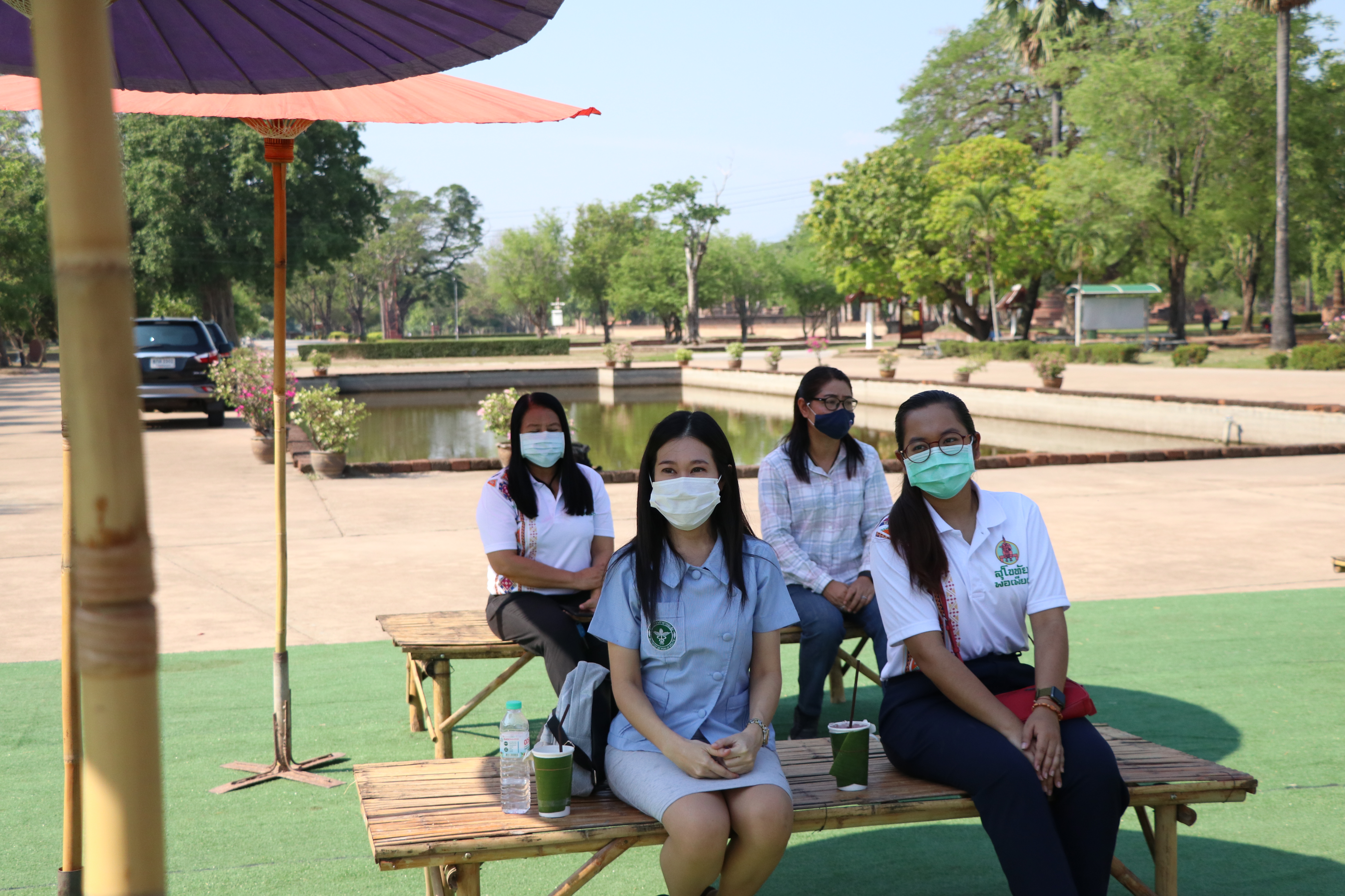 จังหวัดสุโขทัย เปิดโครงการสุโขทัยพอเพียง กิจกรรมสตรีสุโขทัยร่วมใจสู้ภัย COVID – 19 ตามหลักปรัชญาของเศรษฐกิจพอเพียง ณ บริเวณลานอนุสาวรีย์พ่อขุนรามคำแหงมหาราช อุทยานประวัติศาสตร์สุโขทัย