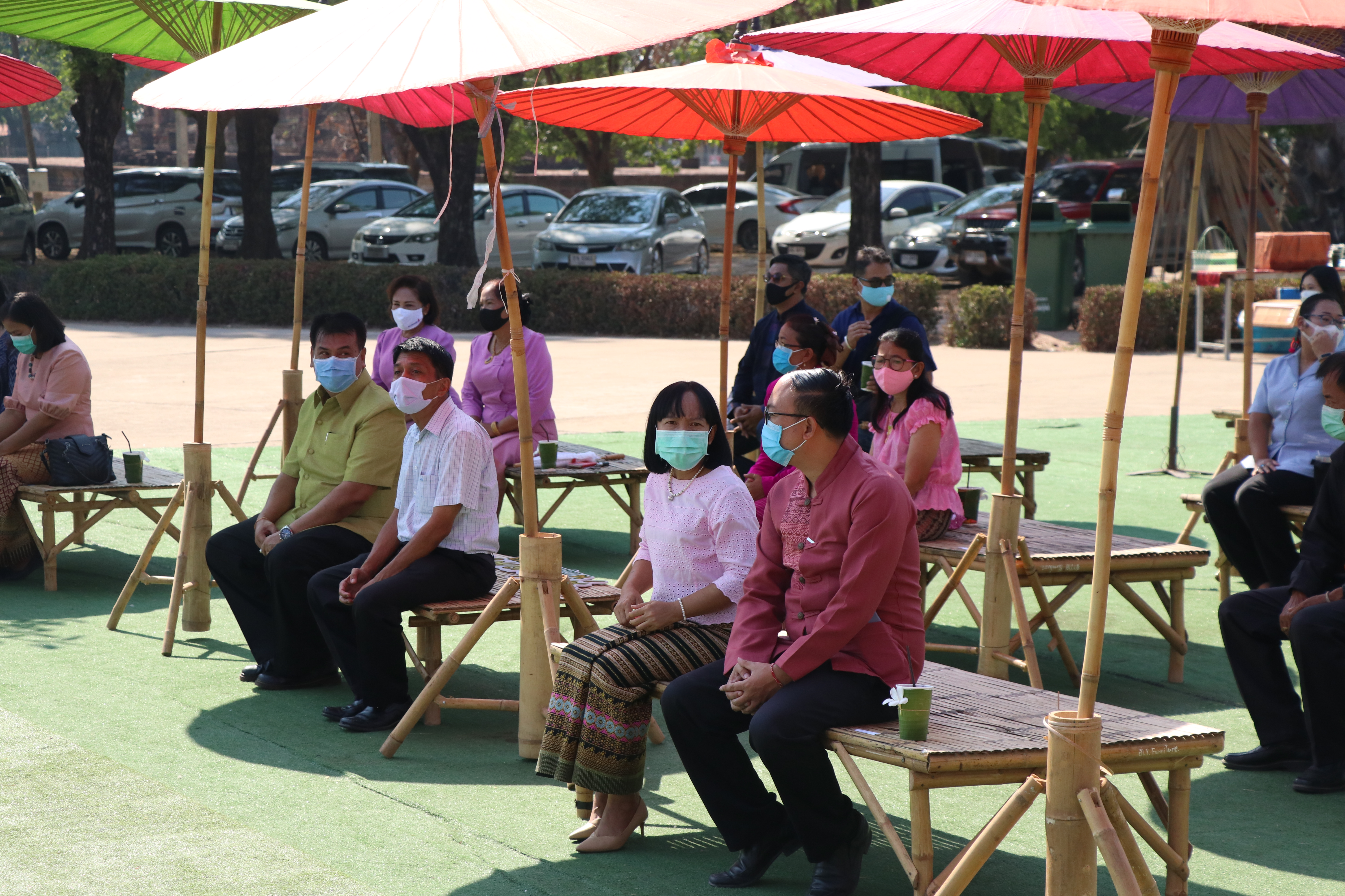 จังหวัดสุโขทัย เปิดโครงการสุโขทัยพอเพียง กิจกรรมสตรีสุโขทัยร่วมใจสู้ภัย COVID – 19 ตามหลักปรัชญาของเศรษฐกิจพอเพียง ณ บริเวณลานอนุสาวรีย์พ่อขุนรามคำแหงมหาราช อุทยานประวัติศาสตร์สุโขทัย