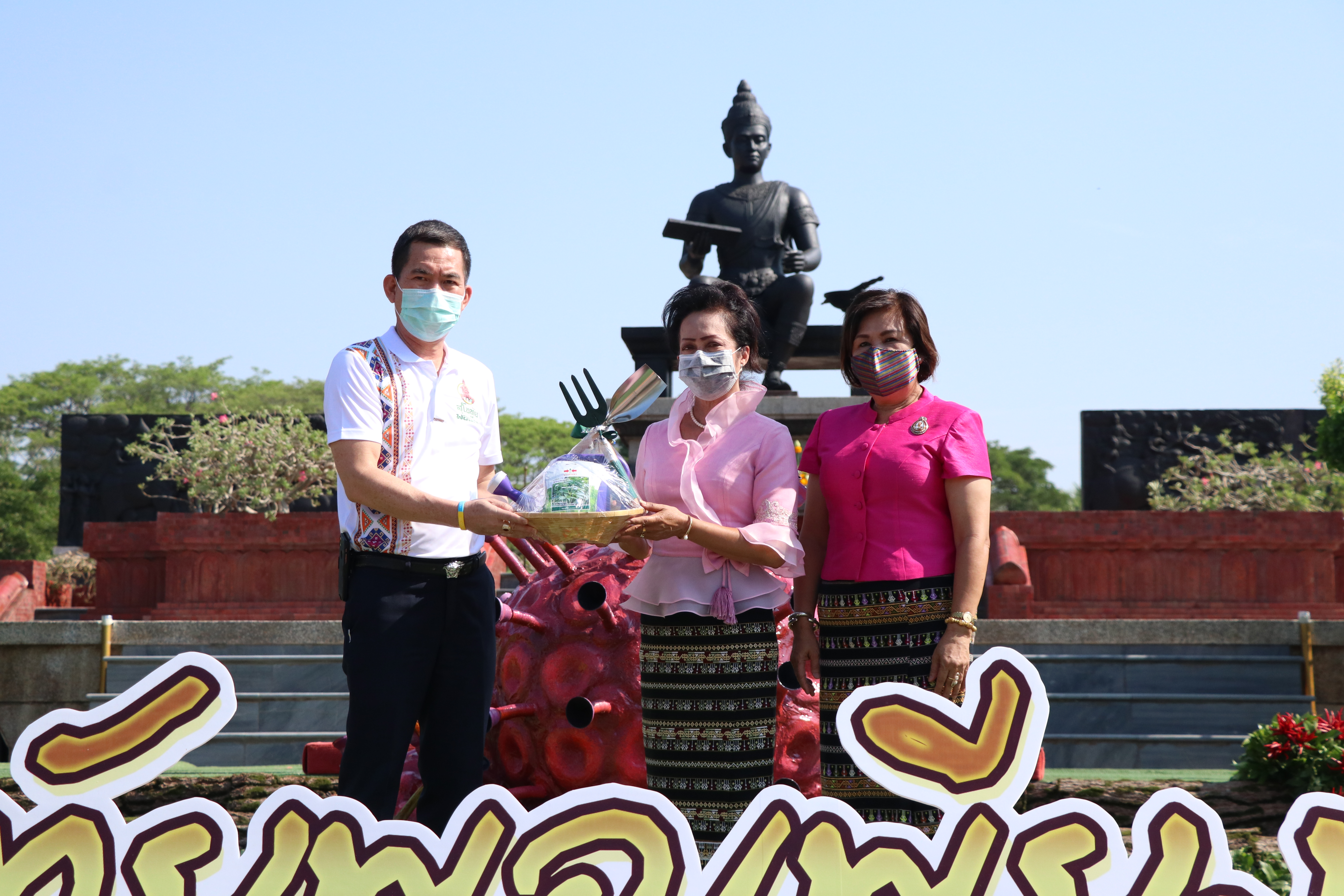 จังหวัดสุโขทัย เปิดโครงการสุโขทัยพอเพียง กิจกรรมสตรีสุโขทัยร่วมใจสู้ภัย COVID – 19 ตามหลักปรัชญาของเศรษฐกิจพอเพียง ณ บริเวณลานอนุสาวรีย์พ่อขุนรามคำแหงมหาราช อุทยานประวัติศาสตร์สุโขทัย