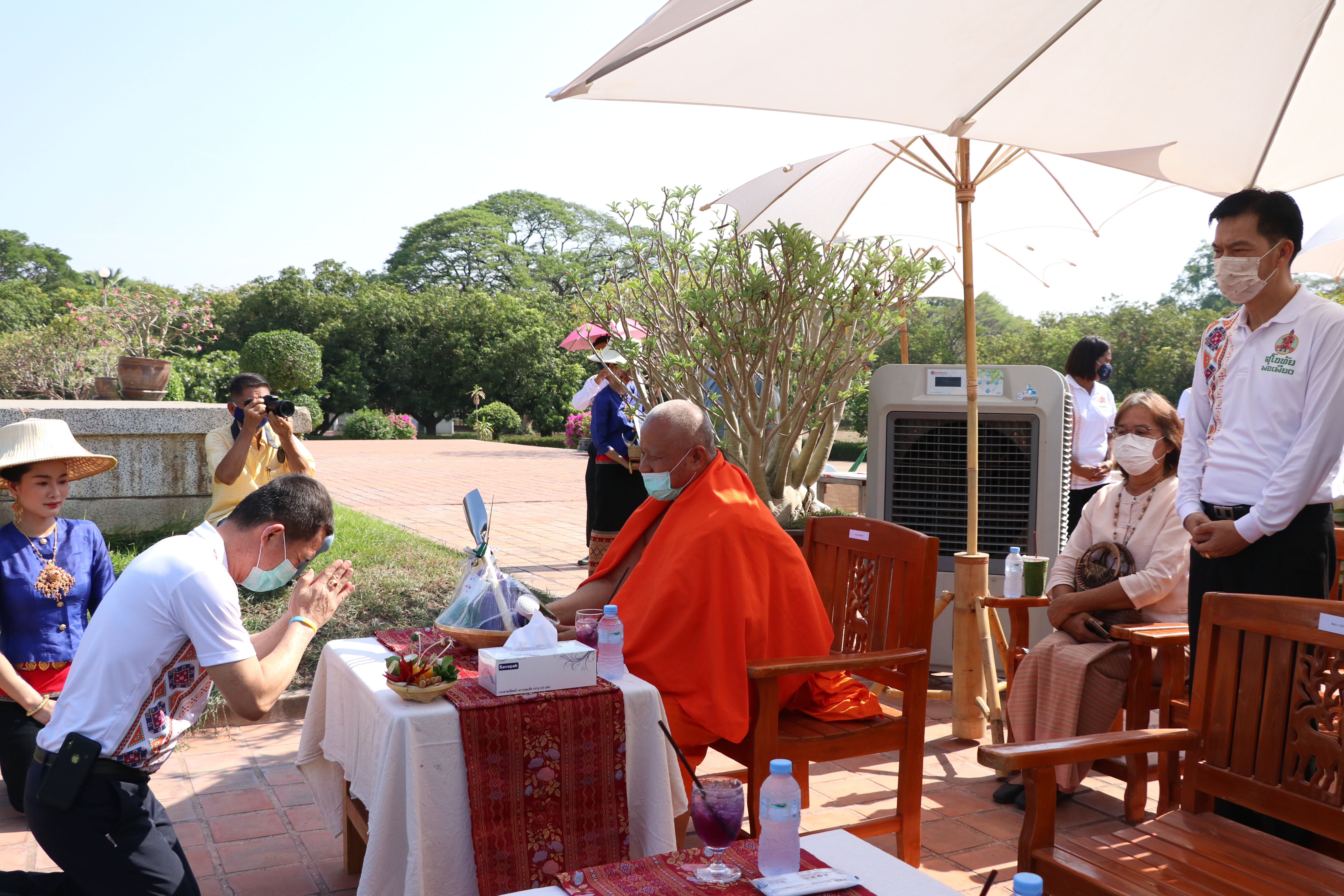 จังหวัดสุโขทัย เปิดโครงการสุโขทัยพอเพียง กิจกรรมสตรีสุโขทัยร่วมใจสู้ภัย COVID – 19 ตามหลักปรัชญาของเศรษฐกิจพอเพียง ณ บริเวณลานอนุสาวรีย์พ่อขุนรามคำแหงมหาราช อุทยานประวัติศาสตร์สุโขทัย