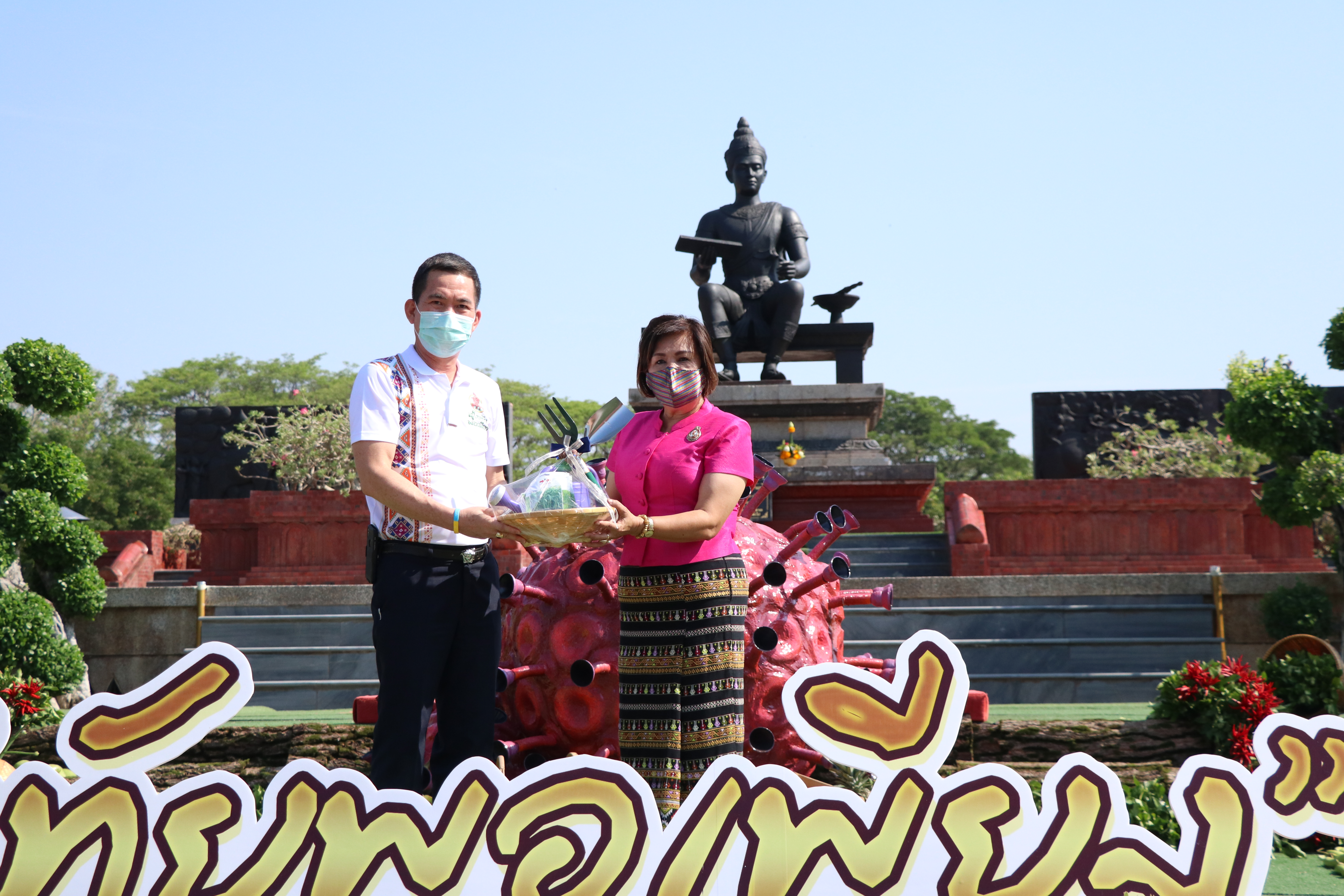 จังหวัดสุโขทัย เปิดโครงการสุโขทัยพอเพียง กิจกรรมสตรีสุโขทัยร่วมใจสู้ภัย COVID – 19 ตามหลักปรัชญาของเศรษฐกิจพอเพียง ณ บริเวณลานอนุสาวรีย์พ่อขุนรามคำแหงมหาราช อุทยานประวัติศาสตร์สุโขทัย