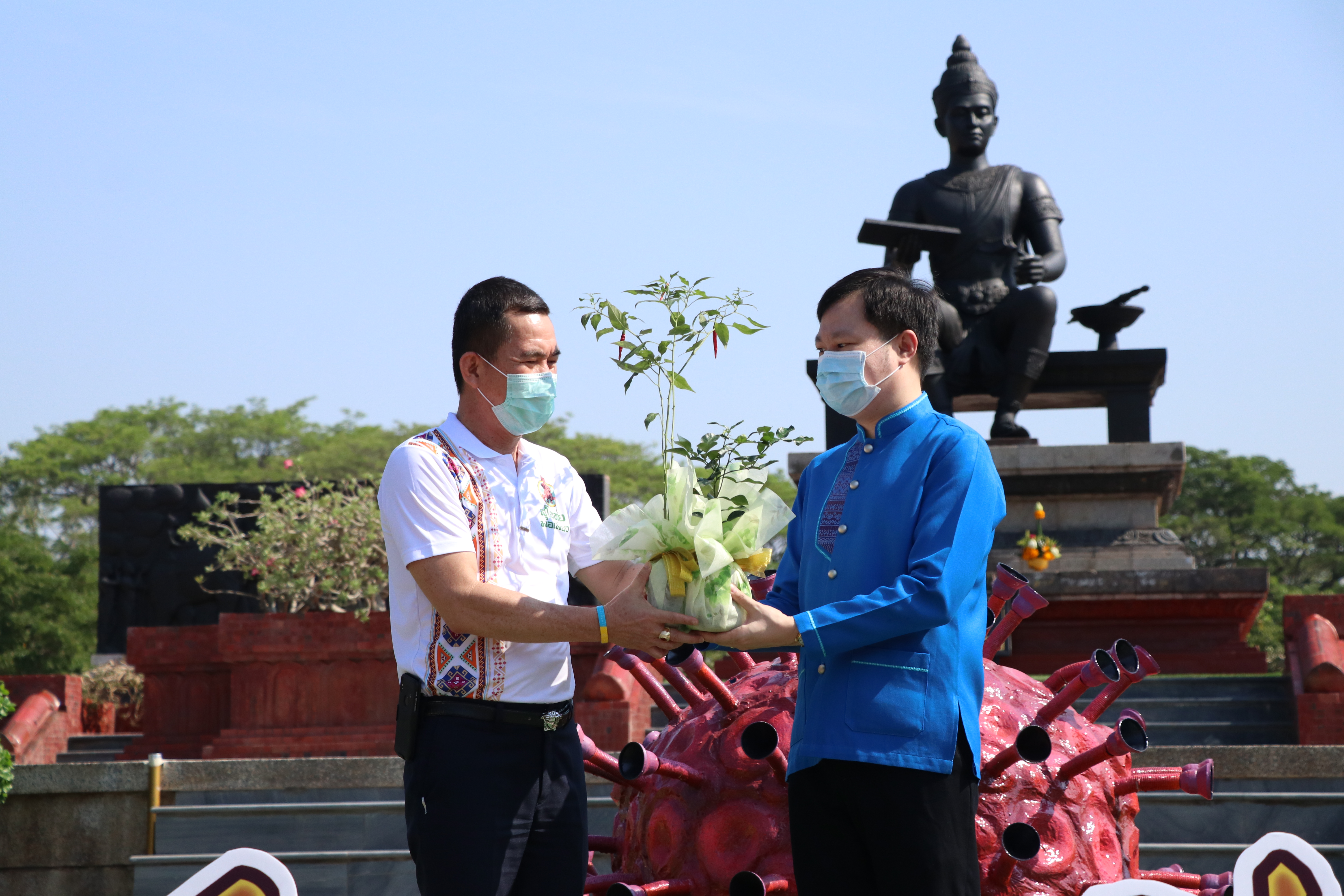 จังหวัดสุโขทัย เปิดโครงการสุโขทัยพอเพียง กิจกรรมสตรีสุโขทัยร่วมใจสู้ภัย COVID – 19 ตามหลักปรัชญาของเศรษฐกิจพอเพียง ณ บริเวณลานอนุสาวรีย์พ่อขุนรามคำแหงมหาราช อุทยานประวัติศาสตร์สุโขทัย