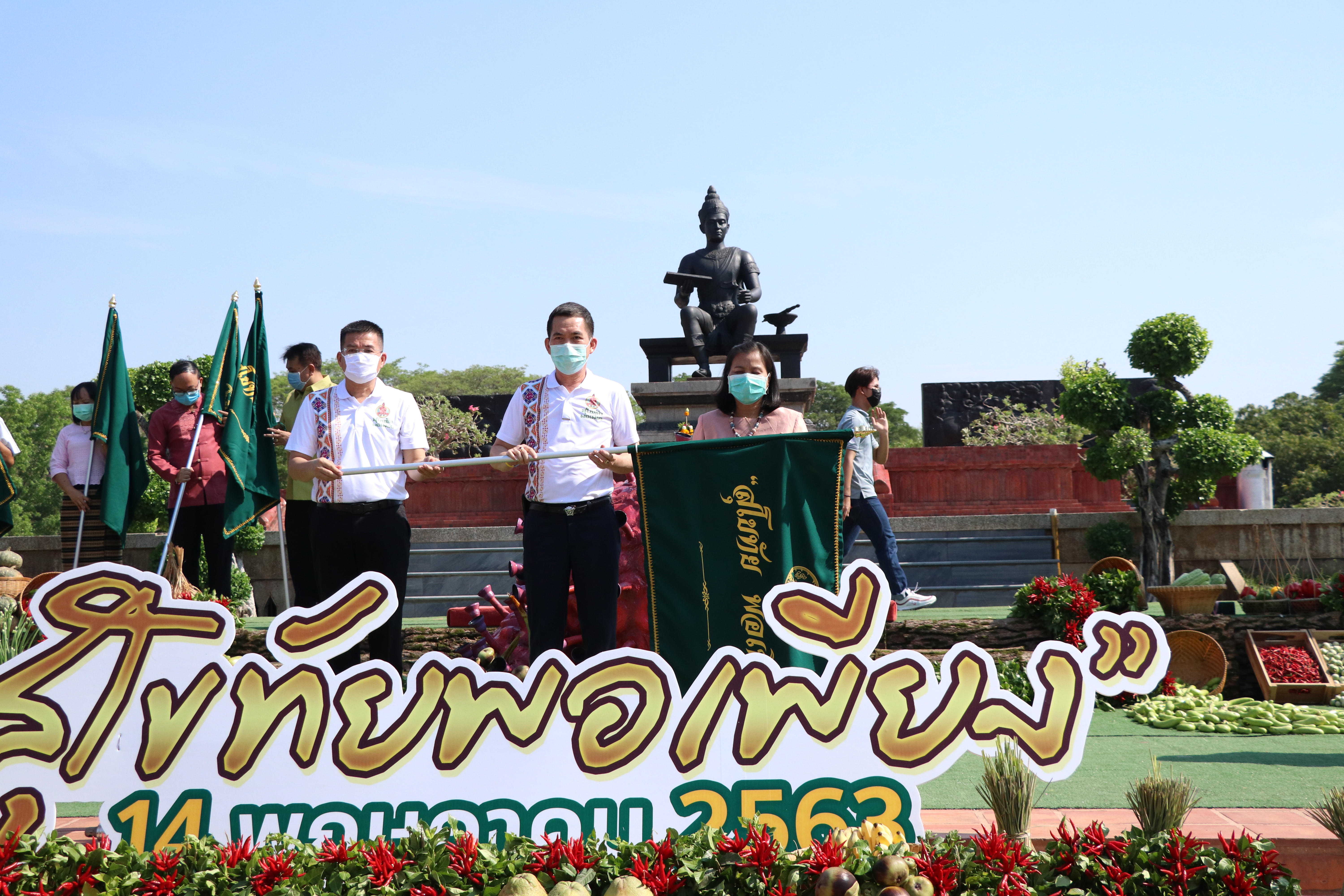 จังหวัดสุโขทัย เปิดโครงการสุโขทัยพอเพียง กิจกรรมสตรีสุโขทัยร่วมใจสู้ภัย COVID – 19 ตามหลักปรัชญาของเศรษฐกิจพอเพียง ณ บริเวณลานอนุสาวรีย์พ่อขุนรามคำแหงมหาราช อุทยานประวัติศาสตร์สุโขทัย