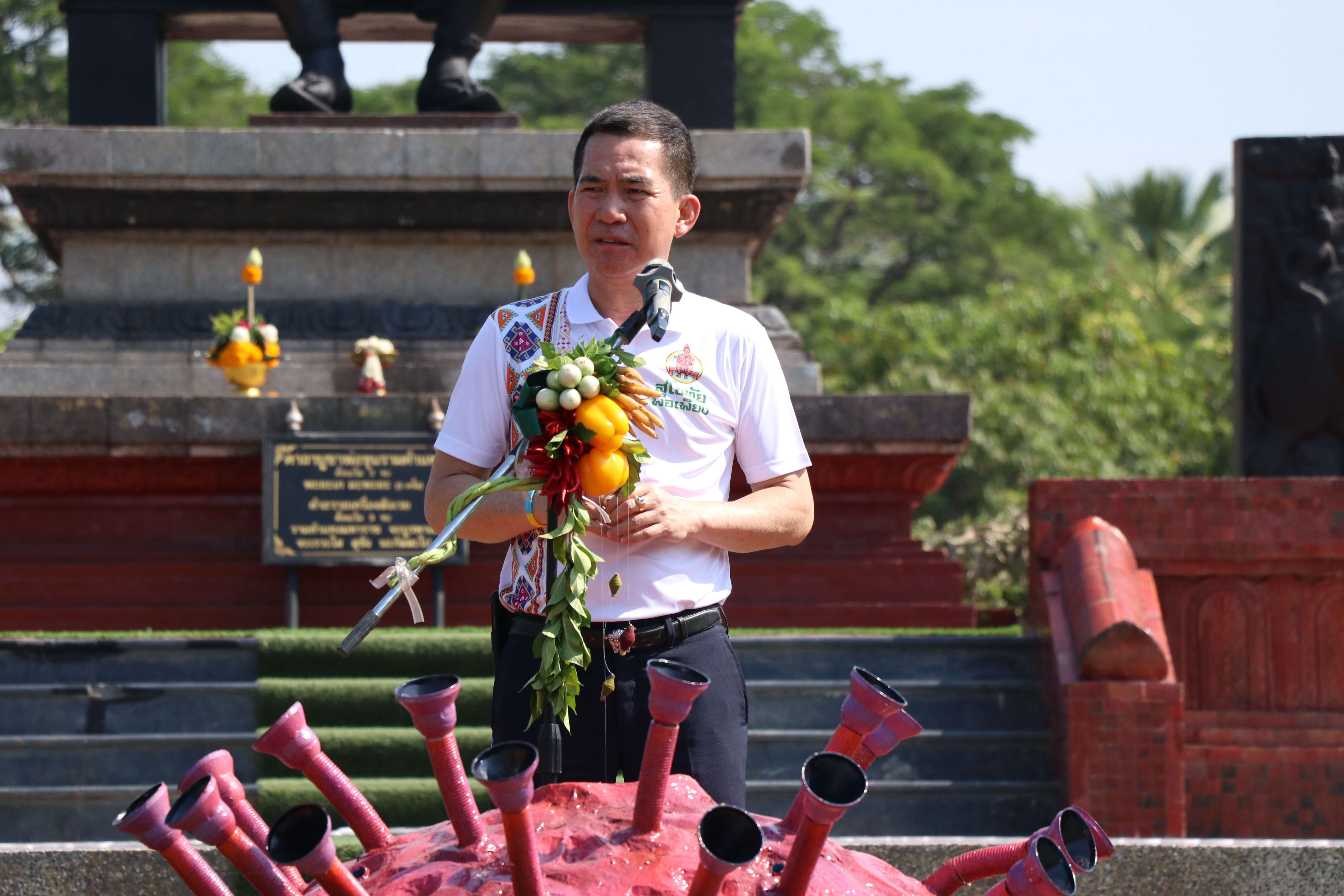 จังหวัดสุโขทัย เปิดโครงการสุโขทัยพอเพียง กิจกรรมสตรีสุโขทัยร่วมใจสู้ภัย COVID – 19 ตามหลักปรัชญาของเศรษฐกิจพอเพียง ณ บริเวณลานอนุสาวรีย์พ่อขุนรามคำแหงมหาราช อุทยานประวัติศาสตร์สุโขทัย
