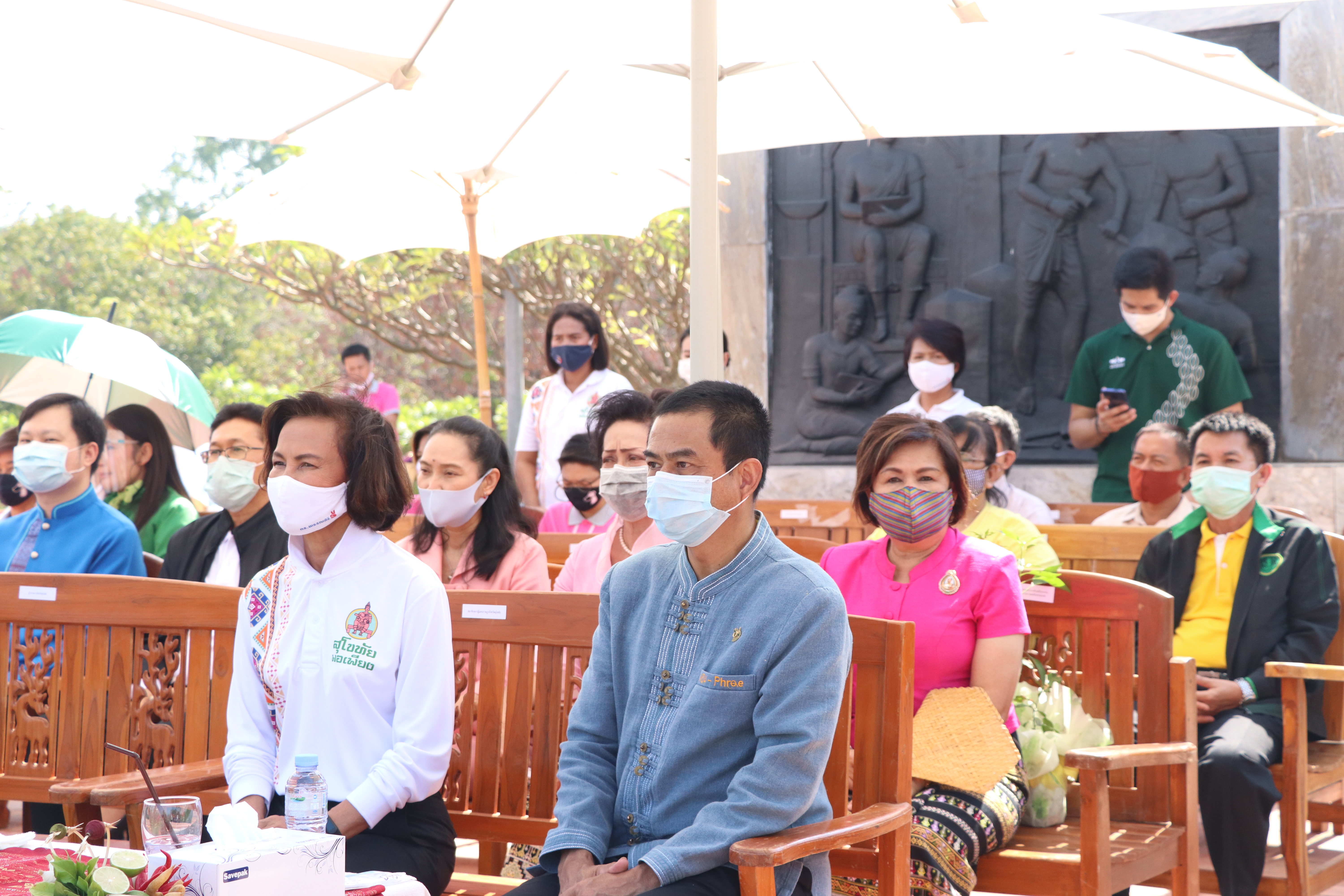 จังหวัดสุโขทัย เปิดโครงการสุโขทัยพอเพียง กิจกรรมสตรีสุโขทัยร่วมใจสู้ภัย COVID – 19 ตามหลักปรัชญาของเศรษฐกิจพอเพียง ณ บริเวณลานอนุสาวรีย์พ่อขุนรามคำแหงมหาราช อุทยานประวัติศาสตร์สุโขทัย