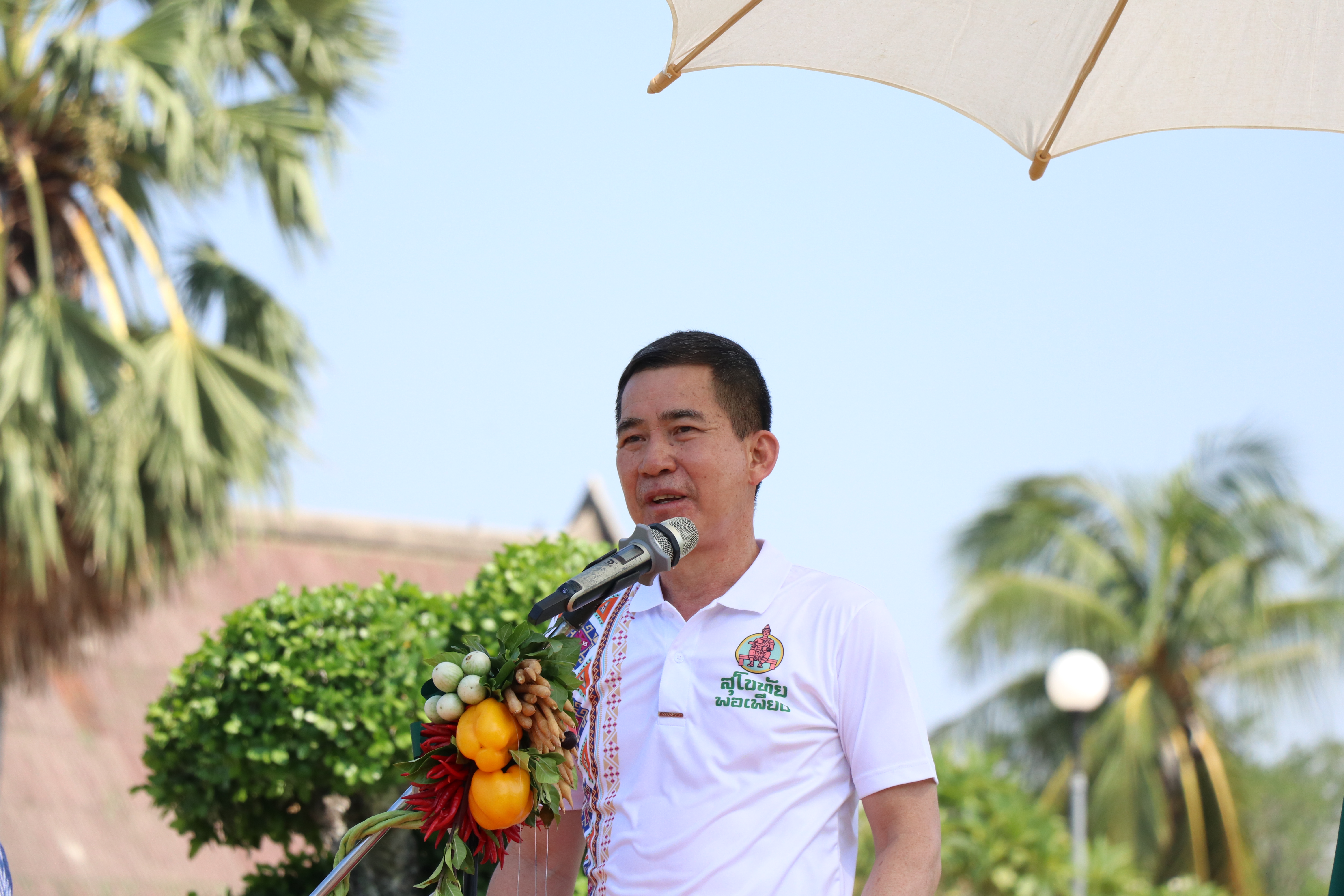 จังหวัดสุโขทัย เปิดโครงการสุโขทัยพอเพียง กิจกรรมสตรีสุโขทัยร่วมใจสู้ภัย COVID – 19 ตามหลักปรัชญาของเศรษฐกิจพอเพียง ณ บริเวณลานอนุสาวรีย์พ่อขุนรามคำแหงมหาราช อุทยานประวัติศาสตร์สุโขทัย