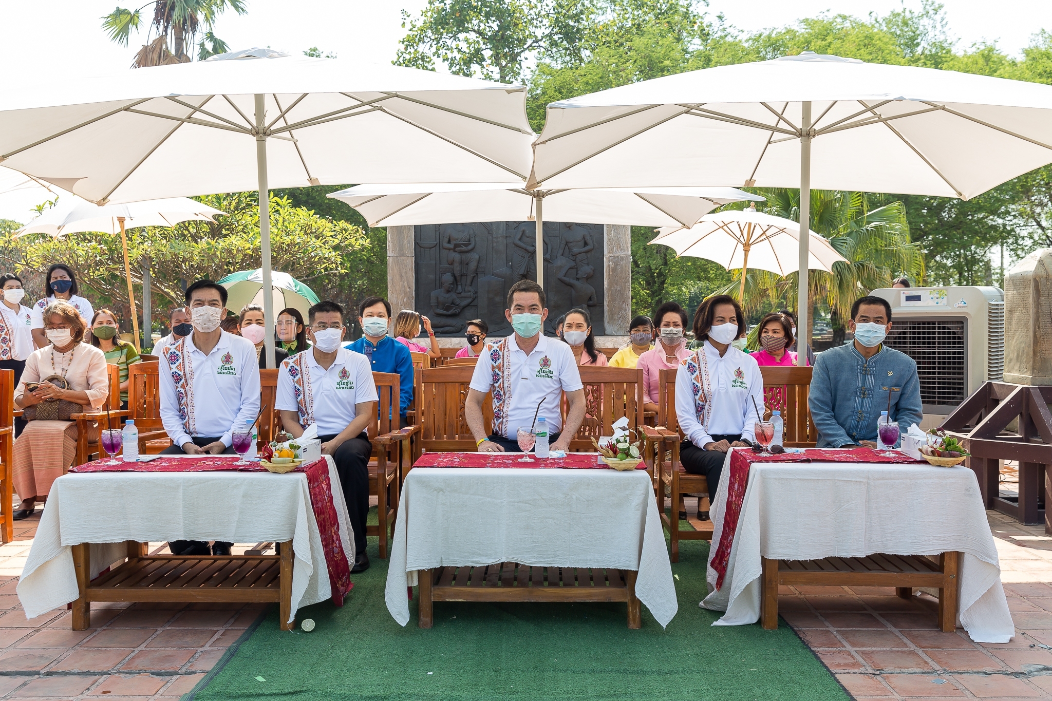 จังหวัดสุโขทัย เปิดโครงการสุโขทัยพอเพียง กิจกรรมสตรีสุโขทัยร่วมใจสู้ภัย COVID – 19 ตามหลักปรัชญาของเศรษฐกิจพอเพียง ณ บริเวณลานอนุสาวรีย์พ่อขุนรามคำแหงมหาราช อุทยานประวัติศาสตร์สุโขทัย