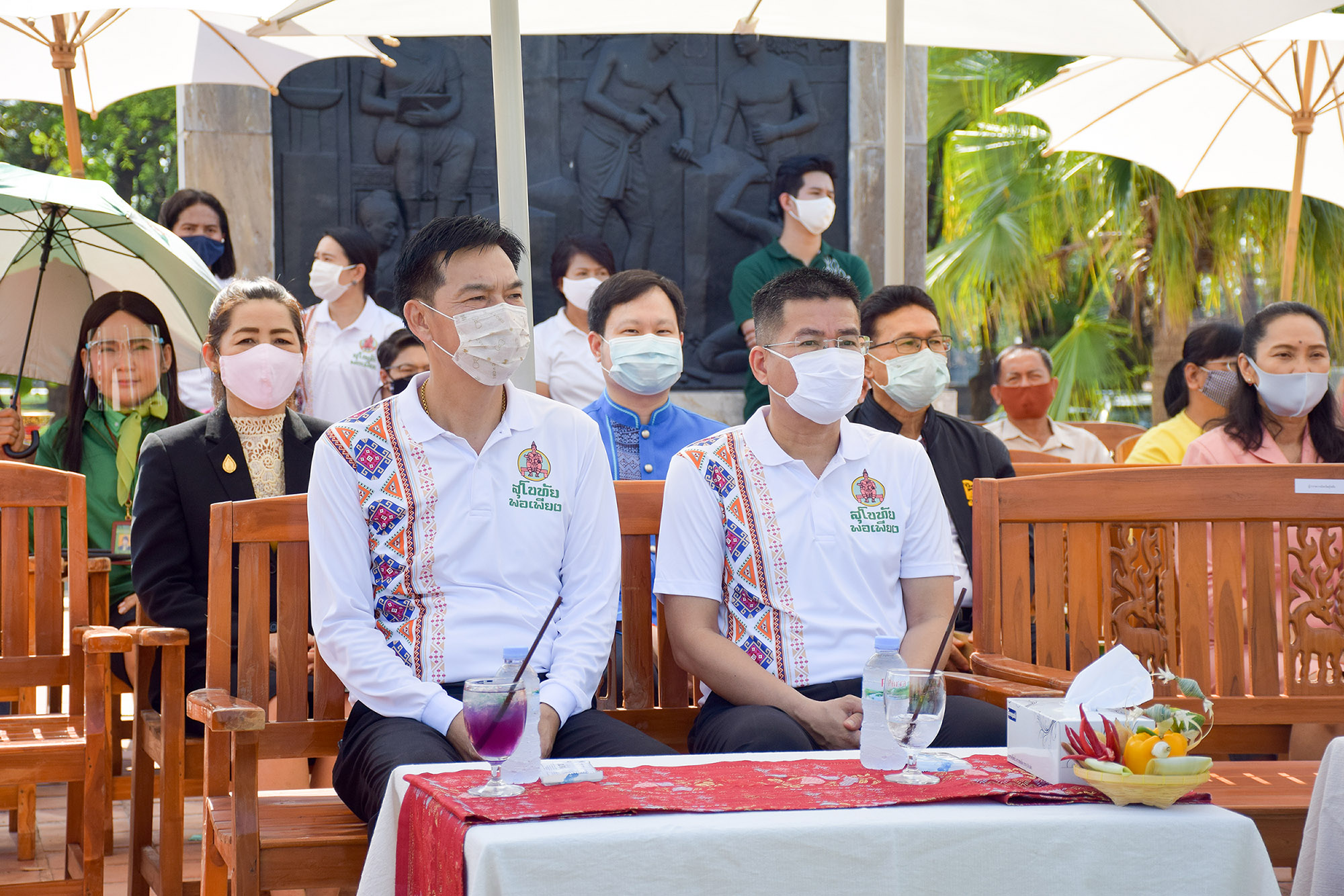 จังหวัดสุโขทัย เปิดโครงการสุโขทัยพอเพียง กิจกรรมสตรีสุโขทัยร่วมใจสู้ภัย COVID – 19 ตามหลักปรัชญาของเศรษฐกิจพอเพียง ณ บริเวณลานอนุสาวรีย์พ่อขุนรามคำแหงมหาราช อุทยานประวัติศาสตร์สุโขทัย