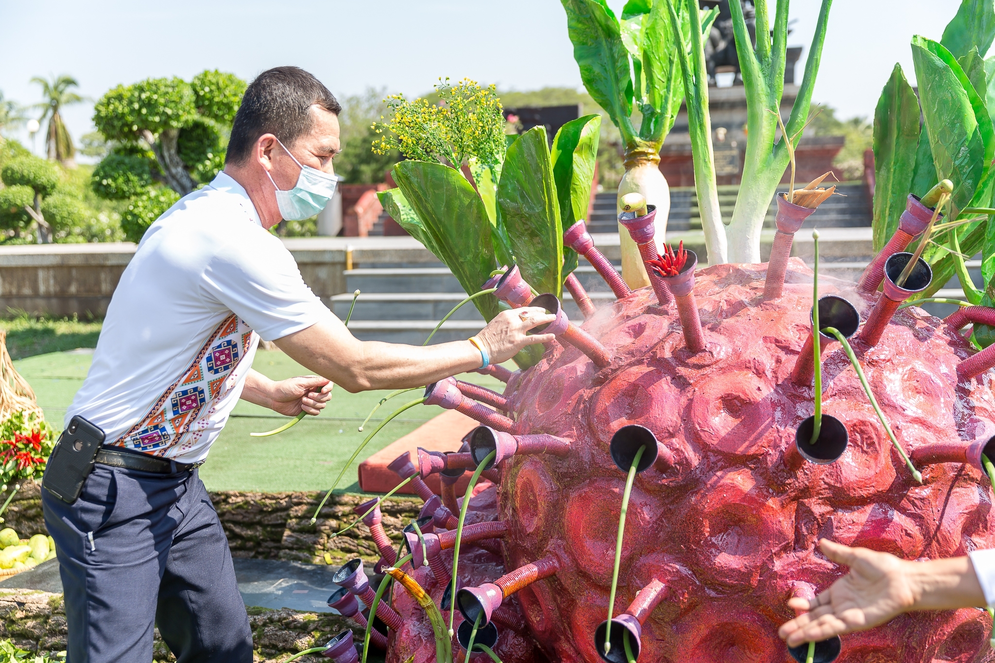 จังหวัดสุโขทัย เปิดโครงการสุโขทัยพอเพียง กิจกรรมสตรีสุโขทัยร่วมใจสู้ภัย COVID – 19 ตามหลักปรัชญาของเศรษฐกิจพอเพียง ณ บริเวณลานอนุสาวรีย์พ่อขุนรามคำแหงมหาราช อุทยานประวัติศาสตร์สุโขทัย