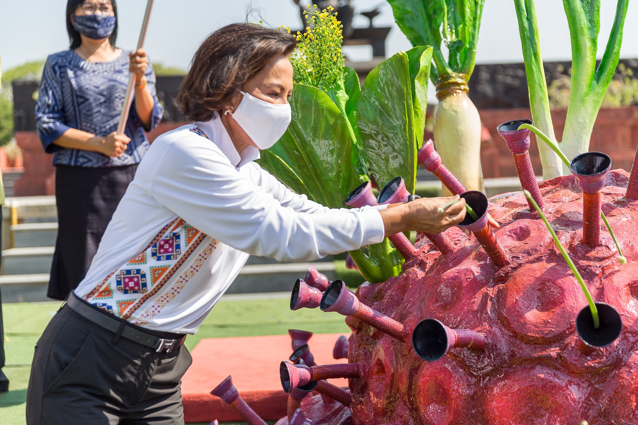 จังหวัดสุโขทัย เปิดโครงการสุโขทัยพอเพียง กิจกรรมสตรีสุโขทัยร่วมใจสู้ภัย COVID – 19 ตามหลักปรัชญาของเศรษฐกิจพอเพียง ณ บริเวณลานอนุสาวรีย์พ่อขุนรามคำแหงมหาราช อุทยานประวัติศาสตร์สุโขทัย