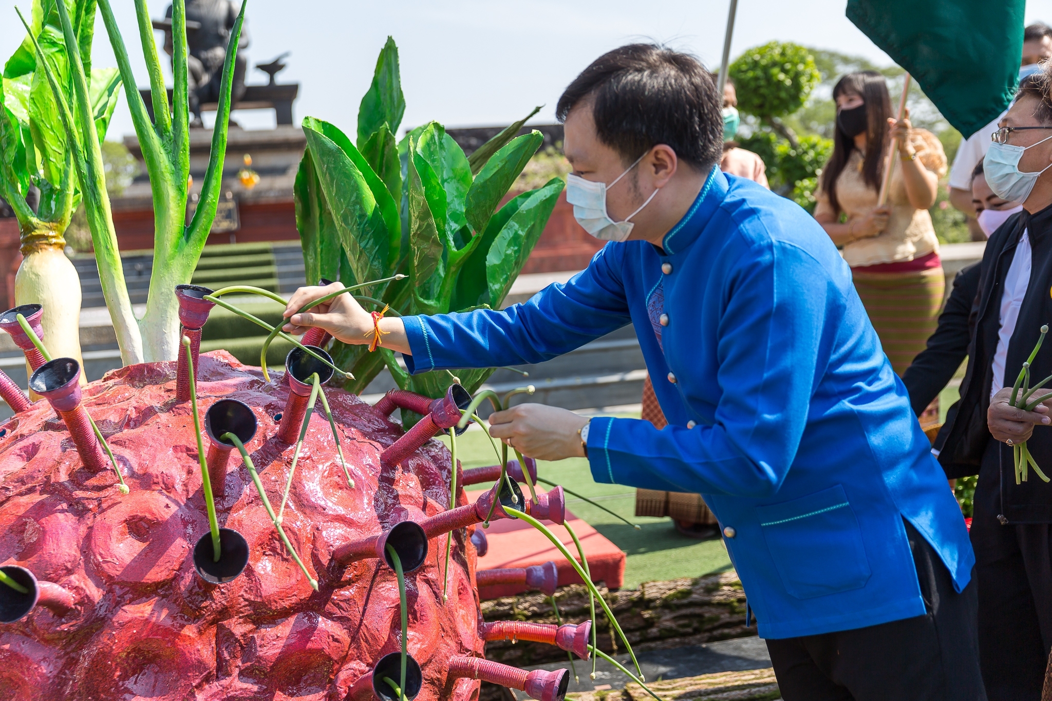 จังหวัดสุโขทัย เปิดโครงการสุโขทัยพอเพียง กิจกรรมสตรีสุโขทัยร่วมใจสู้ภัย COVID – 19 ตามหลักปรัชญาของเศรษฐกิจพอเพียง ณ บริเวณลานอนุสาวรีย์พ่อขุนรามคำแหงมหาราช อุทยานประวัติศาสตร์สุโขทัย