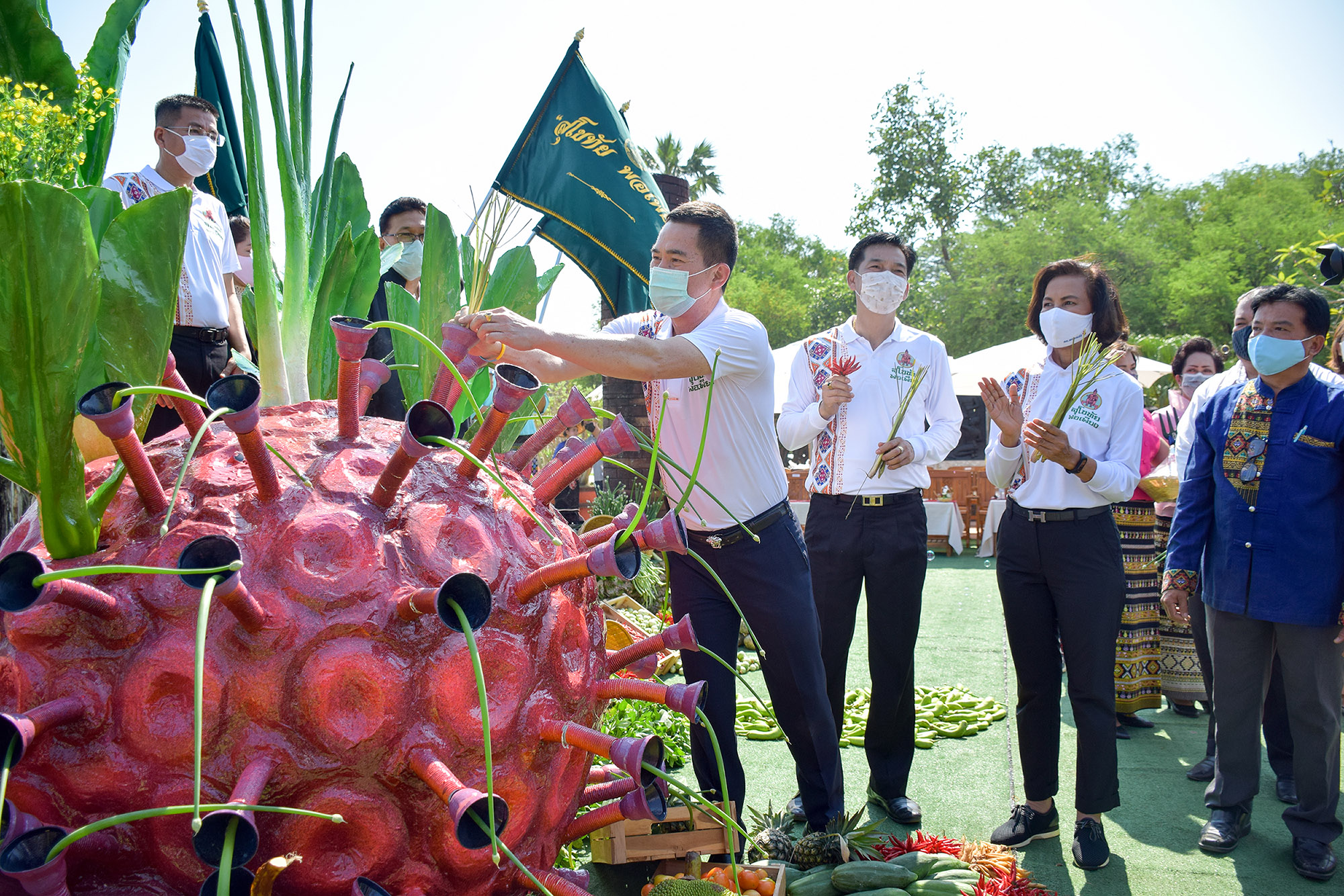 จังหวัดสุโขทัย เปิดโครงการสุโขทัยพอเพียง กิจกรรมสตรีสุโขทัยร่วมใจสู้ภัย COVID – 19 ตามหลักปรัชญาของเศรษฐกิจพอเพียง ณ บริเวณลานอนุสาวรีย์พ่อขุนรามคำแหงมหาราช อุทยานประวัติศาสตร์สุโขทัย