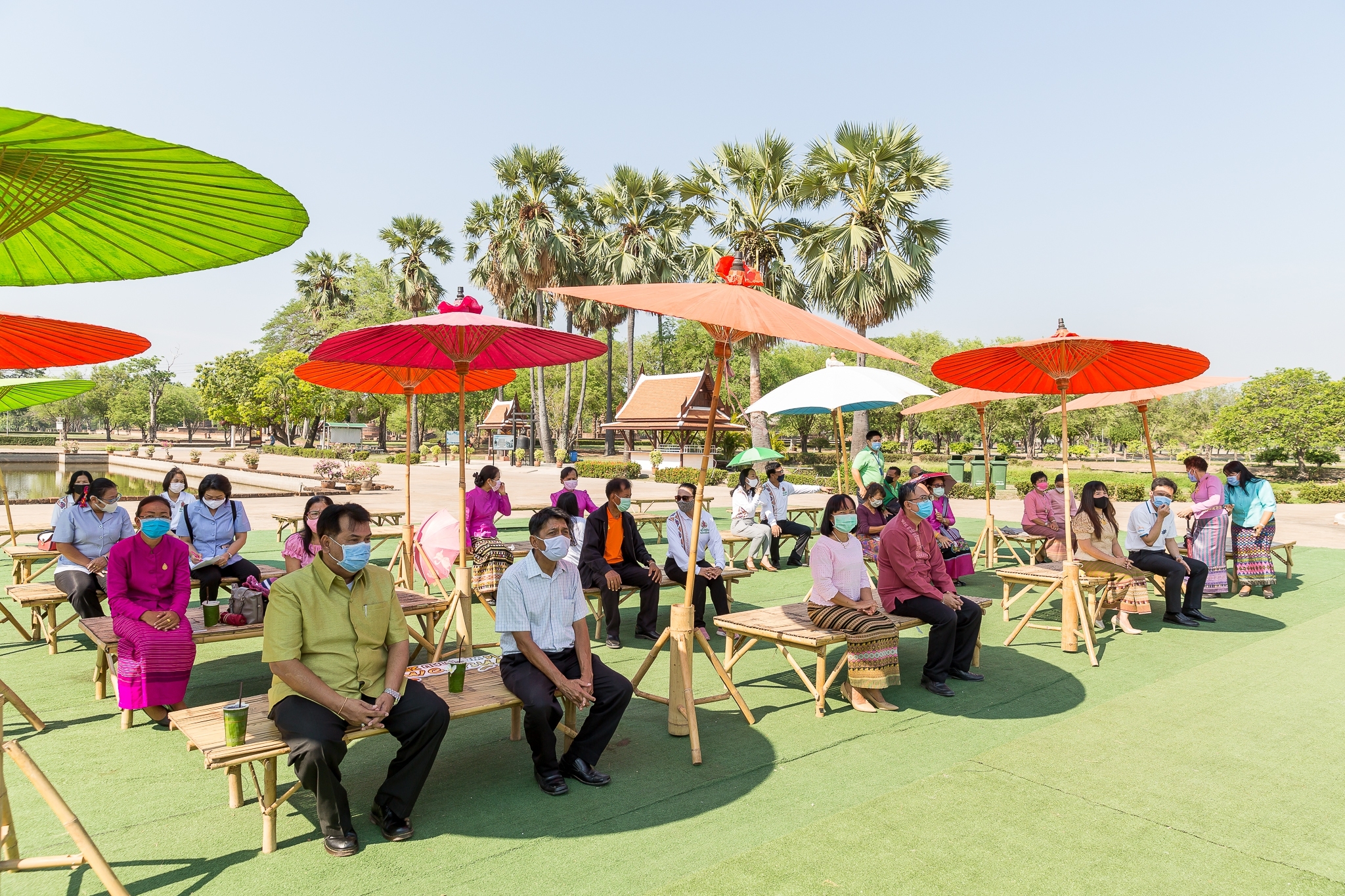 จังหวัดสุโขทัย เปิดโครงการสุโขทัยพอเพียง กิจกรรมสตรีสุโขทัยร่วมใจสู้ภัย COVID – 19 ตามหลักปรัชญาของเศรษฐกิจพอเพียง ณ บริเวณลานอนุสาวรีย์พ่อขุนรามคำแหงมหาราช อุทยานประวัติศาสตร์สุโขทัย