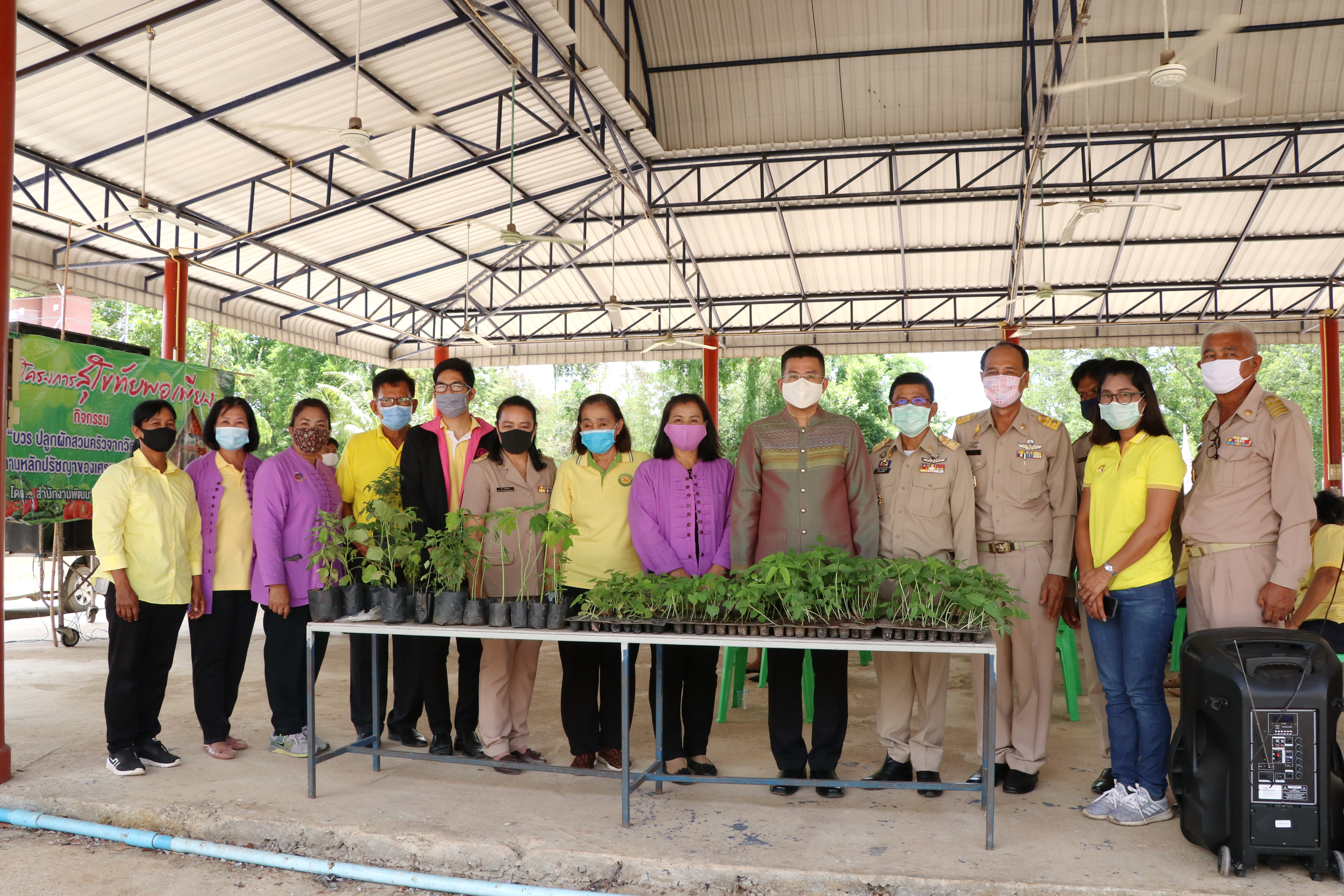 นายสุชาติ ทีคะสุข รองผู้ว่าราชการจังหวัดสุโขทัย เป็นประธานมอบเงินสงเคราะห์ และถุงยังชีพแก่ครัวเรือนที่มีรายได้เฉลี่ยต่ำกว่าเกณฑ์ จปฐ. จังหวัดสุโขทัย “ภายใต้โครงการ สุโขทัยเมืองผาสุก (Sukhothai Happiness City) ณ ห้องประชุมที่ว่าการอำเภอกงไกรลาศ จ.สุโขทัย