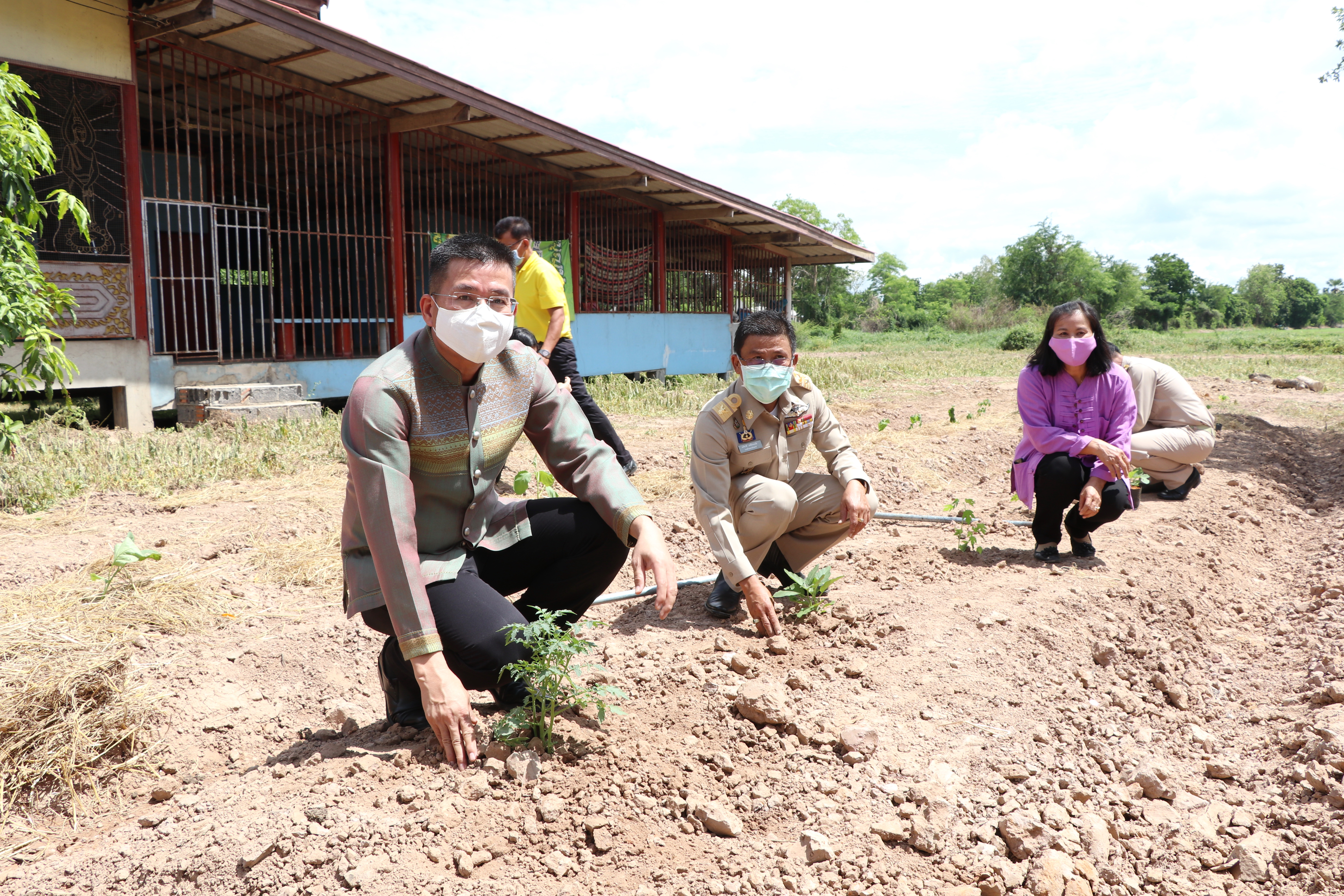 นายสุชาติ ทีคะสุข รองผู้ว่าราชการจังหวัดสุโขทัย เป็นประธานมอบเงินสงเคราะห์ และถุงยังชีพแก่ครัวเรือนที่มีรายได้เฉลี่ยต่ำกว่าเกณฑ์ จปฐ. จังหวัดสุโขทัย “ภายใต้โครงการ สุโขทัยเมืองผาสุก (Sukhothai Happiness City) ณ ห้องประชุมที่ว่าการอำเภอกงไกรลาศ จ.สุโขทัย