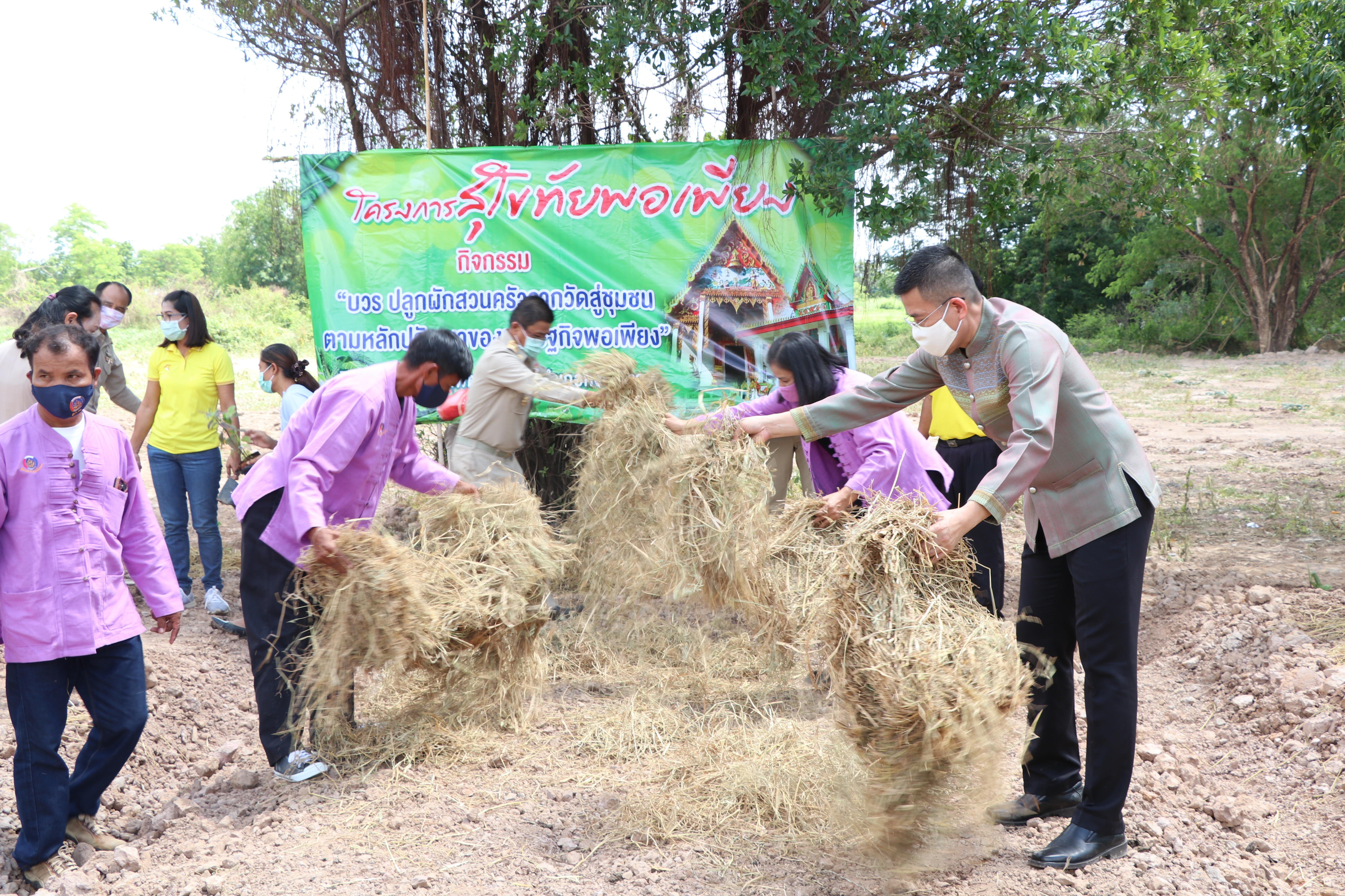 นายสุชาติ ทีคะสุข รองผู้ว่าราชการจังหวัดสุโขทัย เป็นประธานมอบเงินสงเคราะห์ และถุงยังชีพแก่ครัวเรือนที่มีรายได้เฉลี่ยต่ำกว่าเกณฑ์ จปฐ. จังหวัดสุโขทัย “ภายใต้โครงการ สุโขทัยเมืองผาสุก (Sukhothai Happiness City) ณ ห้องประชุมที่ว่าการอำเภอกงไกรลาศ จ.สุโขทัย