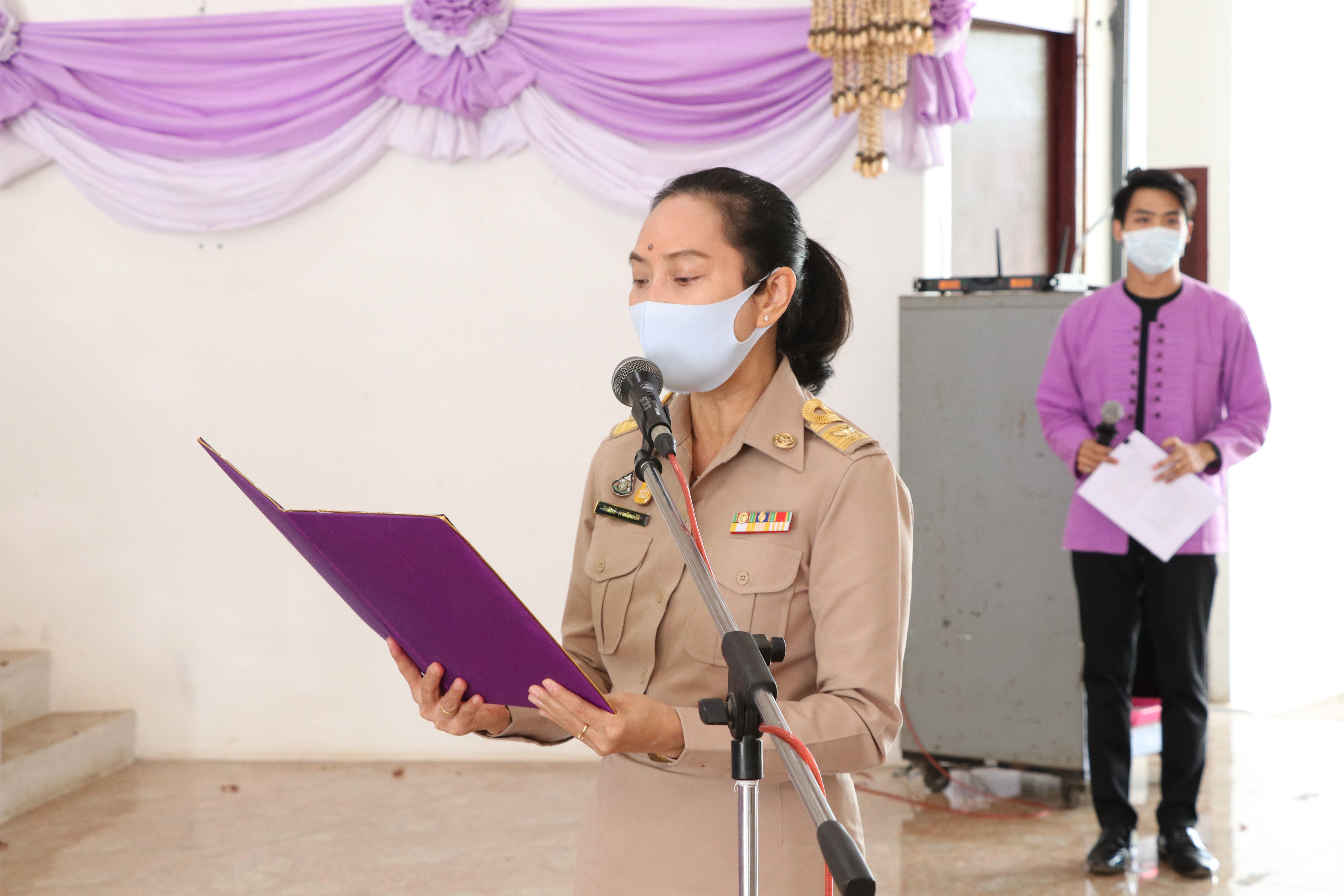 นายสุชาติ ทีคะสุข รองผู้ว่าราชการจังหวัดสุโขทัย เป็นประธานมอบเงินสงเคราะห์ และถุงยังชีพแก่ครัวเรือนที่มีรายได้เฉลี่ยต่ำกว่าเกณฑ์ จปฐ. จังหวัดสุโขทัย “ภายใต้โครงการ สุโขทัยเมืองผาสุก (Sukhothai Happiness City) ณ ห้องประชุมที่ว่าการอำเภอกงไกรลาศ จ.สุโขทัย