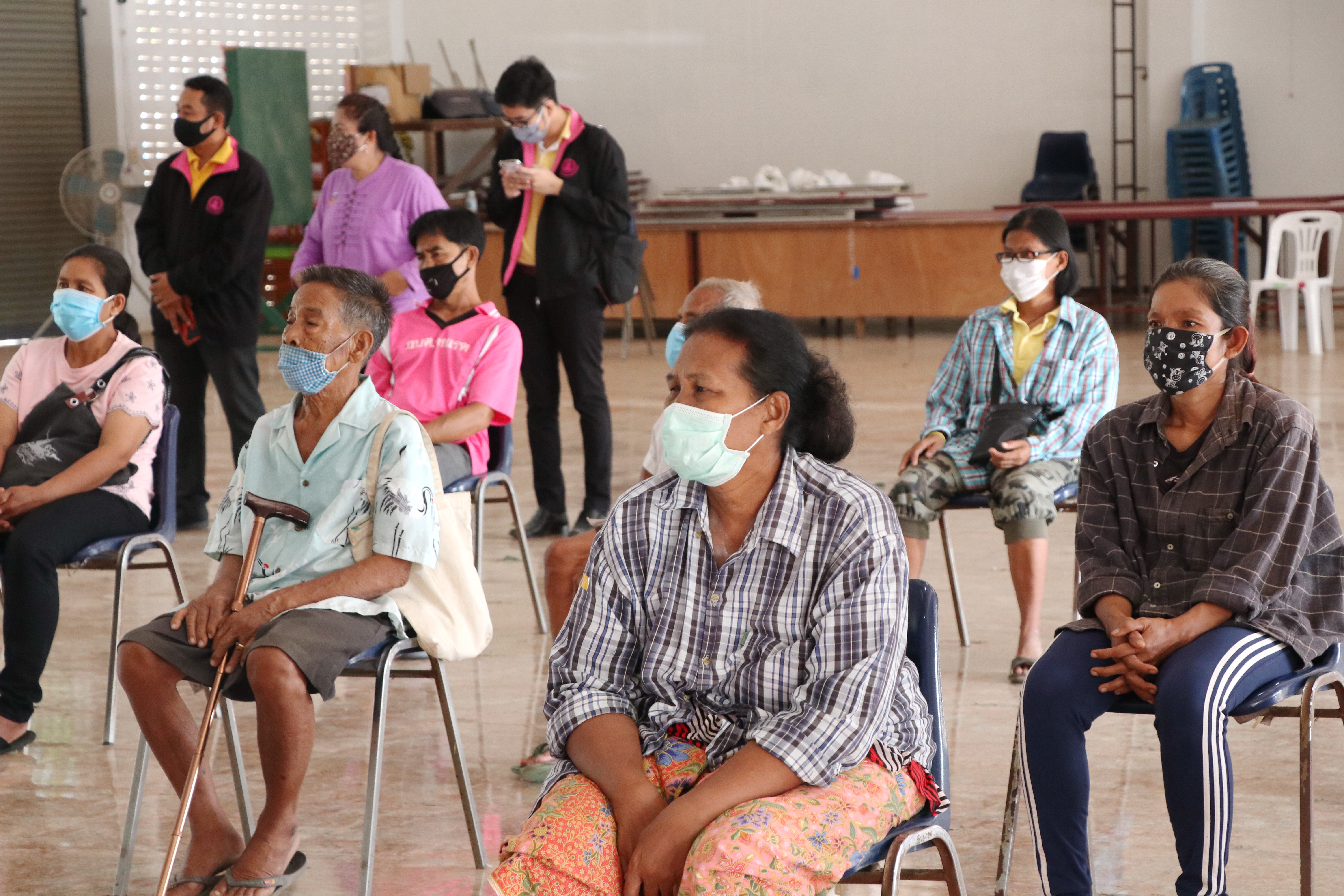 นายสุชาติ ทีคะสุข รองผู้ว่าราชการจังหวัดสุโขทัย เป็นประธานมอบเงินสงเคราะห์ และถุงยังชีพแก่ครัวเรือนที่มีรายได้เฉลี่ยต่ำกว่าเกณฑ์ จปฐ. จังหวัดสุโขทัย “ภายใต้โครงการ สุโขทัยเมืองผาสุก (Sukhothai Happiness City) ณ ห้องประชุมที่ว่าการอำเภอกงไกรลาศ จ.สุโขทัย