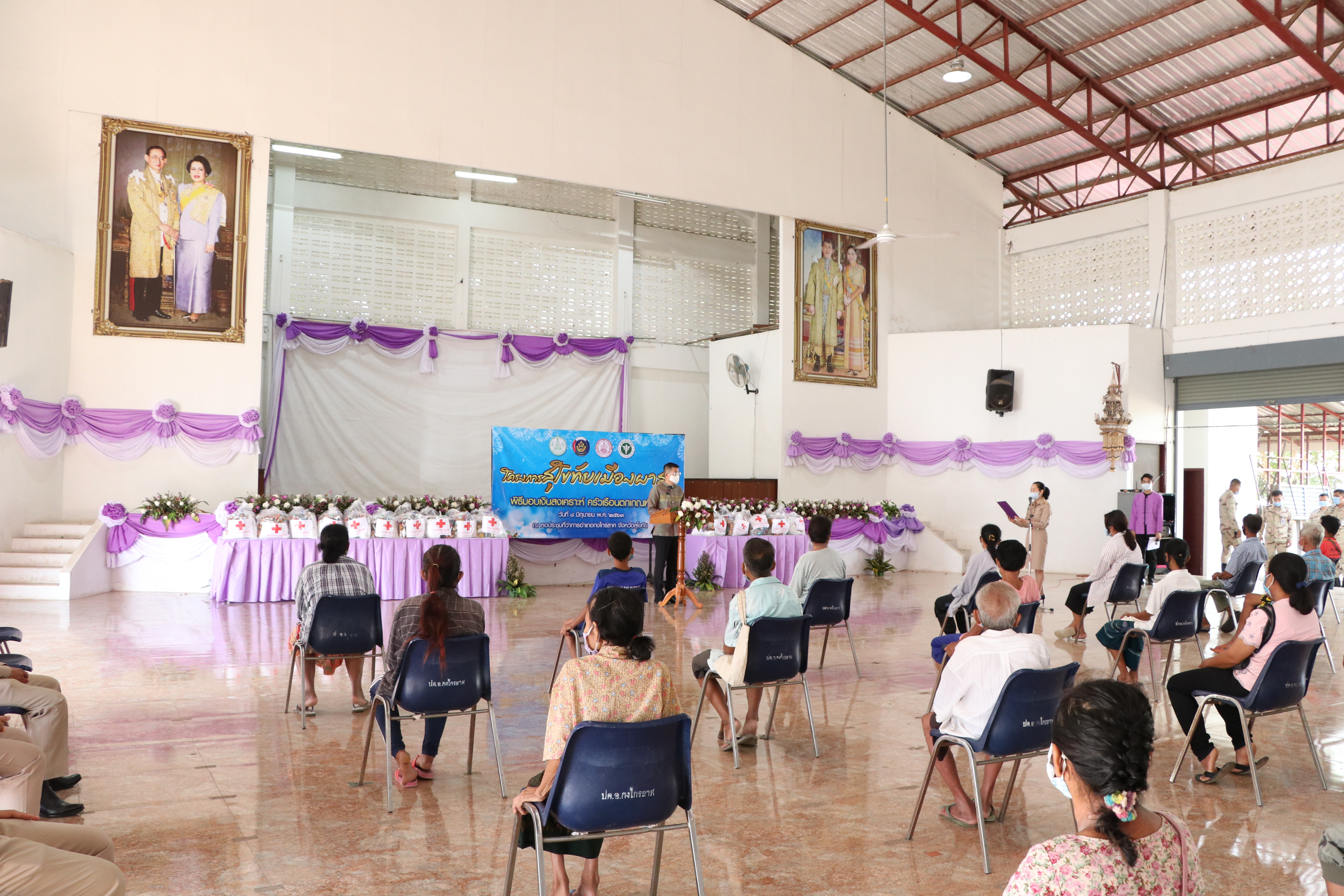 นายสุชาติ ทีคะสุข รองผู้ว่าราชการจังหวัดสุโขทัย เป็นประธานมอบเงินสงเคราะห์ และถุงยังชีพแก่ครัวเรือนที่มีรายได้เฉลี่ยต่ำกว่าเกณฑ์ จปฐ. จังหวัดสุโขทัย “ภายใต้โครงการ สุโขทัยเมืองผาสุก (Sukhothai Happiness City) ณ ห้องประชุมที่ว่าการอำเภอกงไกรลาศ จ.สุโขทัย