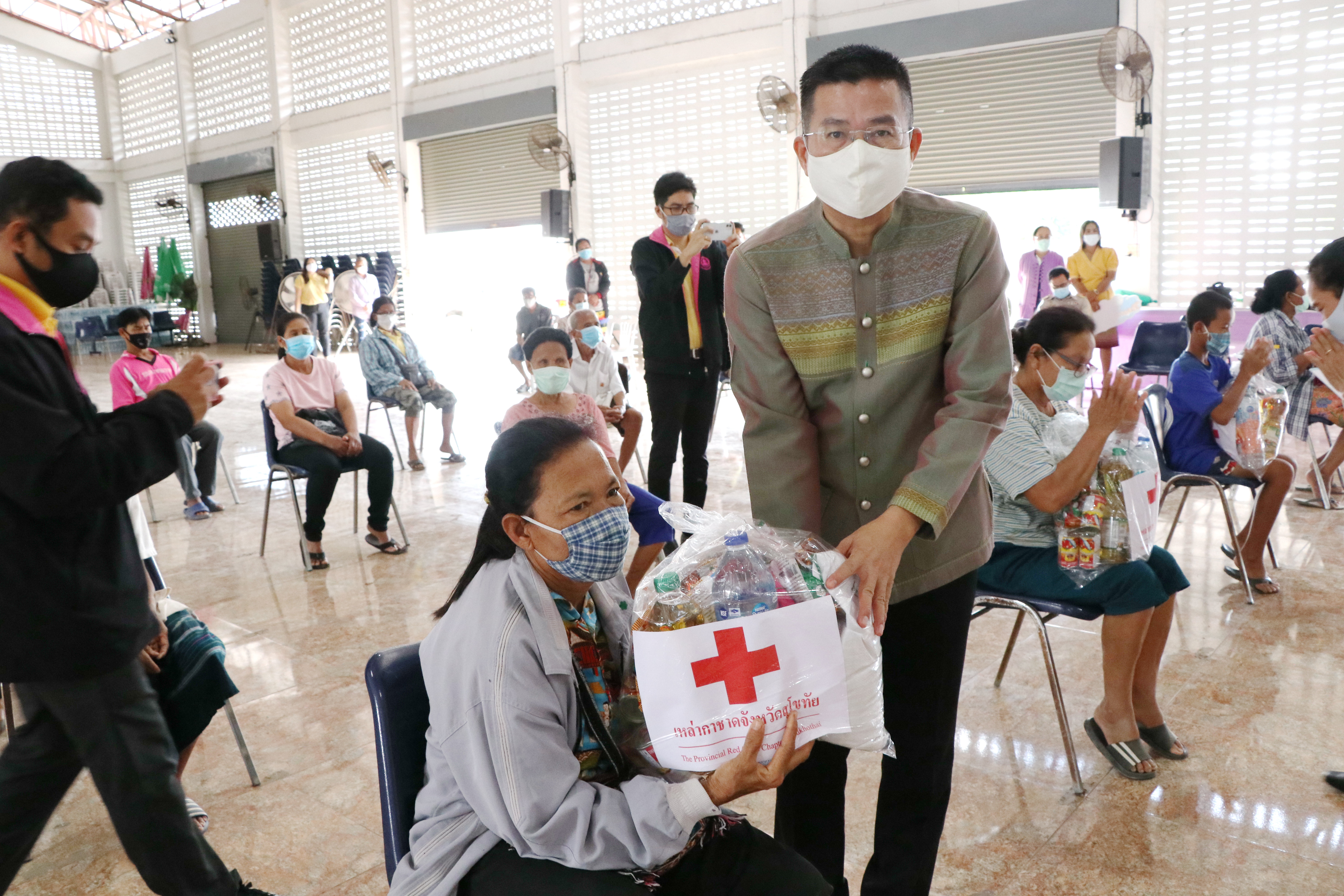 นายสุชาติ ทีคะสุข รองผู้ว่าราชการจังหวัดสุโขทัย เป็นประธานมอบเงินสงเคราะห์ และถุงยังชีพแก่ครัวเรือนที่มีรายได้เฉลี่ยต่ำกว่าเกณฑ์ จปฐ. จังหวัดสุโขทัย “ภายใต้โครงการ สุโขทัยเมืองผาสุก (Sukhothai Happiness City) ณ ห้องประชุมที่ว่าการอำเภอกงไกรลาศ จ.สุโขทัย