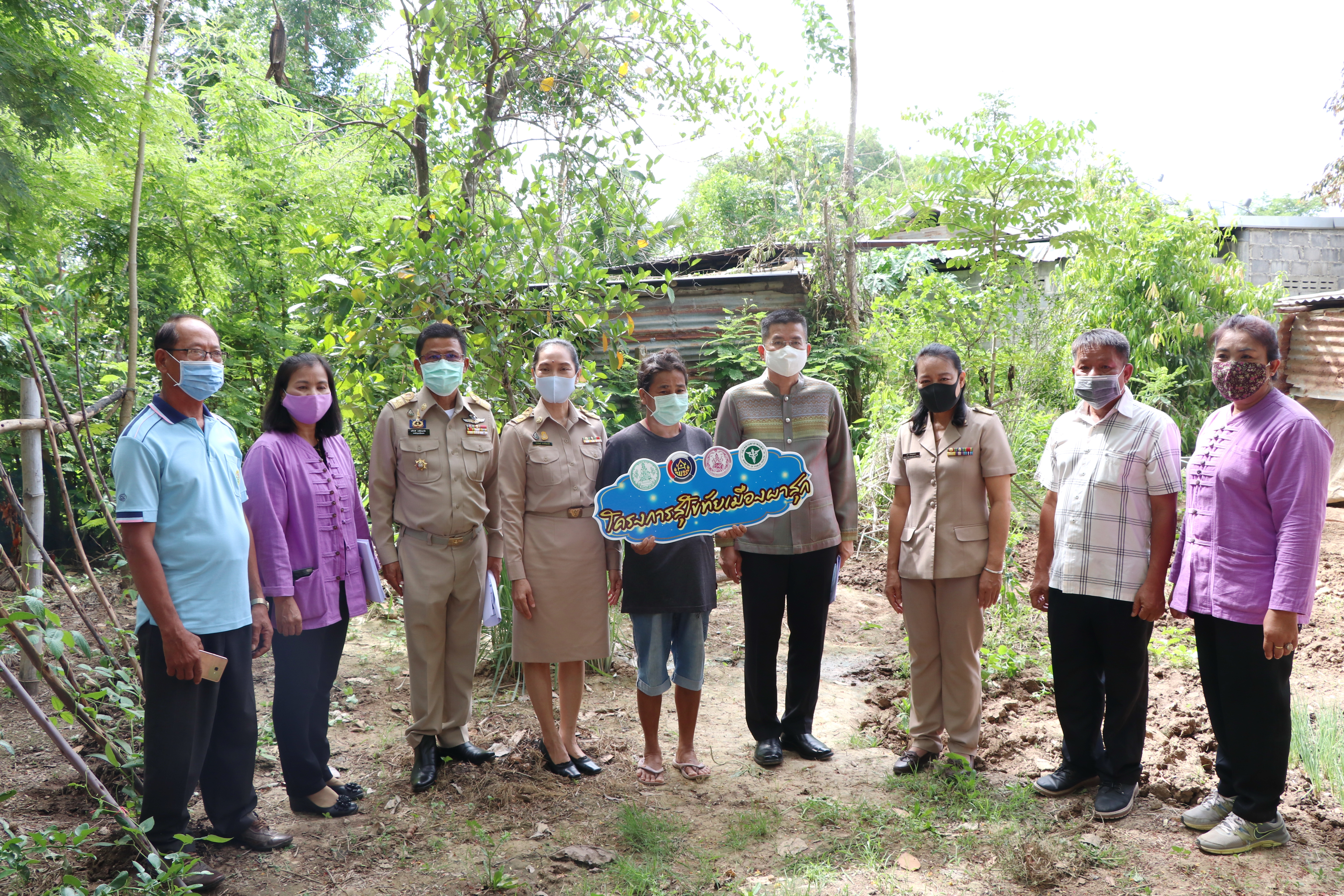 นายสุชาติ ทีคะสุข รองผู้ว่าราชการจังหวัดสุโขทัย เป็นประธานมอบเงินสงเคราะห์ และถุงยังชีพแก่ครัวเรือนที่มีรายได้เฉลี่ยต่ำกว่าเกณฑ์ จปฐ. จังหวัดสุโขทัย “ภายใต้โครงการ สุโขทัยเมืองผาสุก (Sukhothai Happiness City) ณ ห้องประชุมที่ว่าการอำเภอกงไกรลาศ จ.สุโขทัย