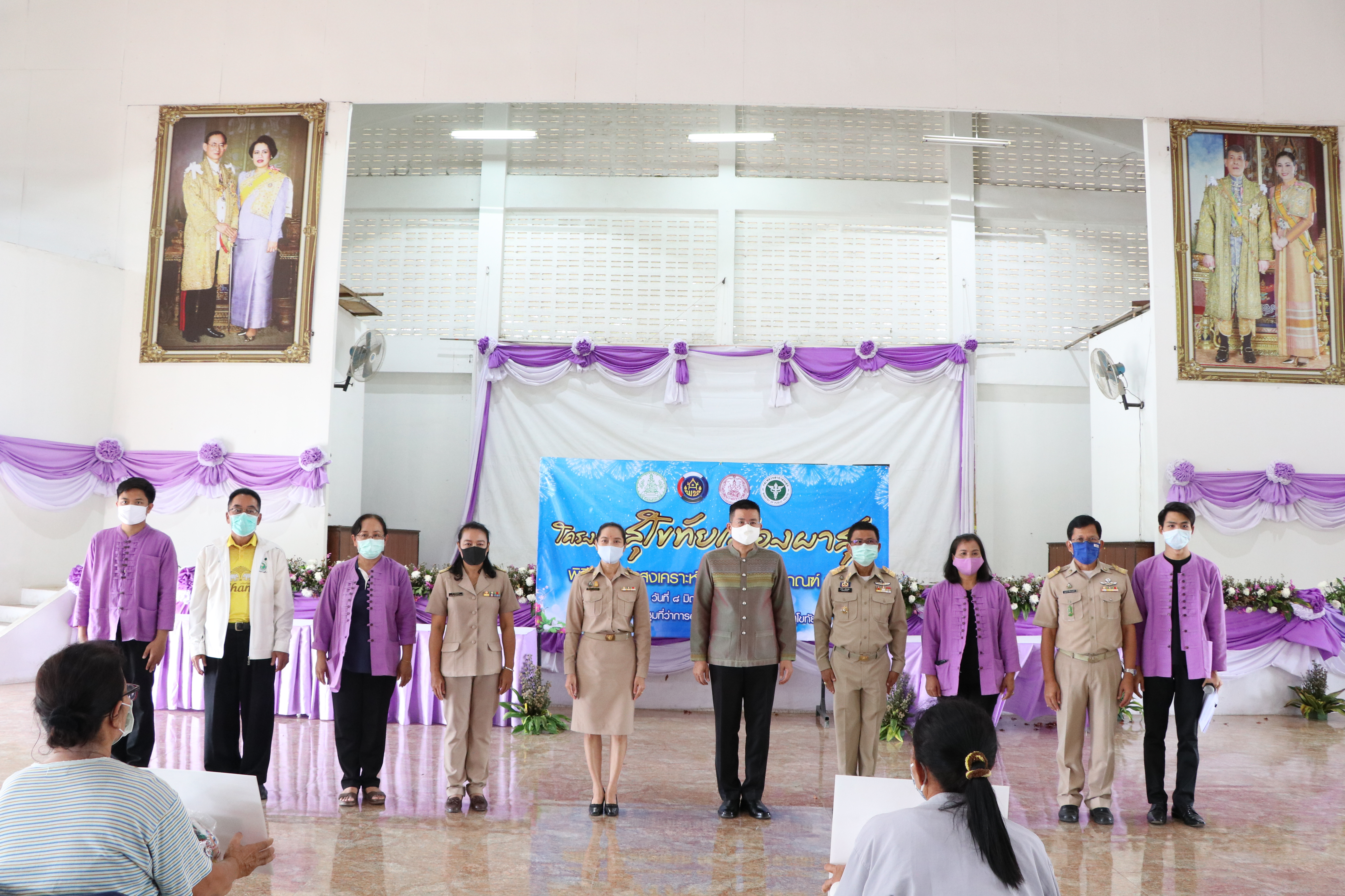 นายสุชาติ ทีคะสุข รองผู้ว่าราชการจังหวัดสุโขทัย เป็นประธานมอบเงินสงเคราะห์ และถุงยังชีพแก่ครัวเรือนที่มีรายได้เฉลี่ยต่ำกว่าเกณฑ์ จปฐ. จังหวัดสุโขทัย “ภายใต้โครงการ สุโขทัยเมืองผาสุก (Sukhothai Happiness City) ณ ห้องประชุมที่ว่าการอำเภอกงไกรลาศ จ.สุโขทัย