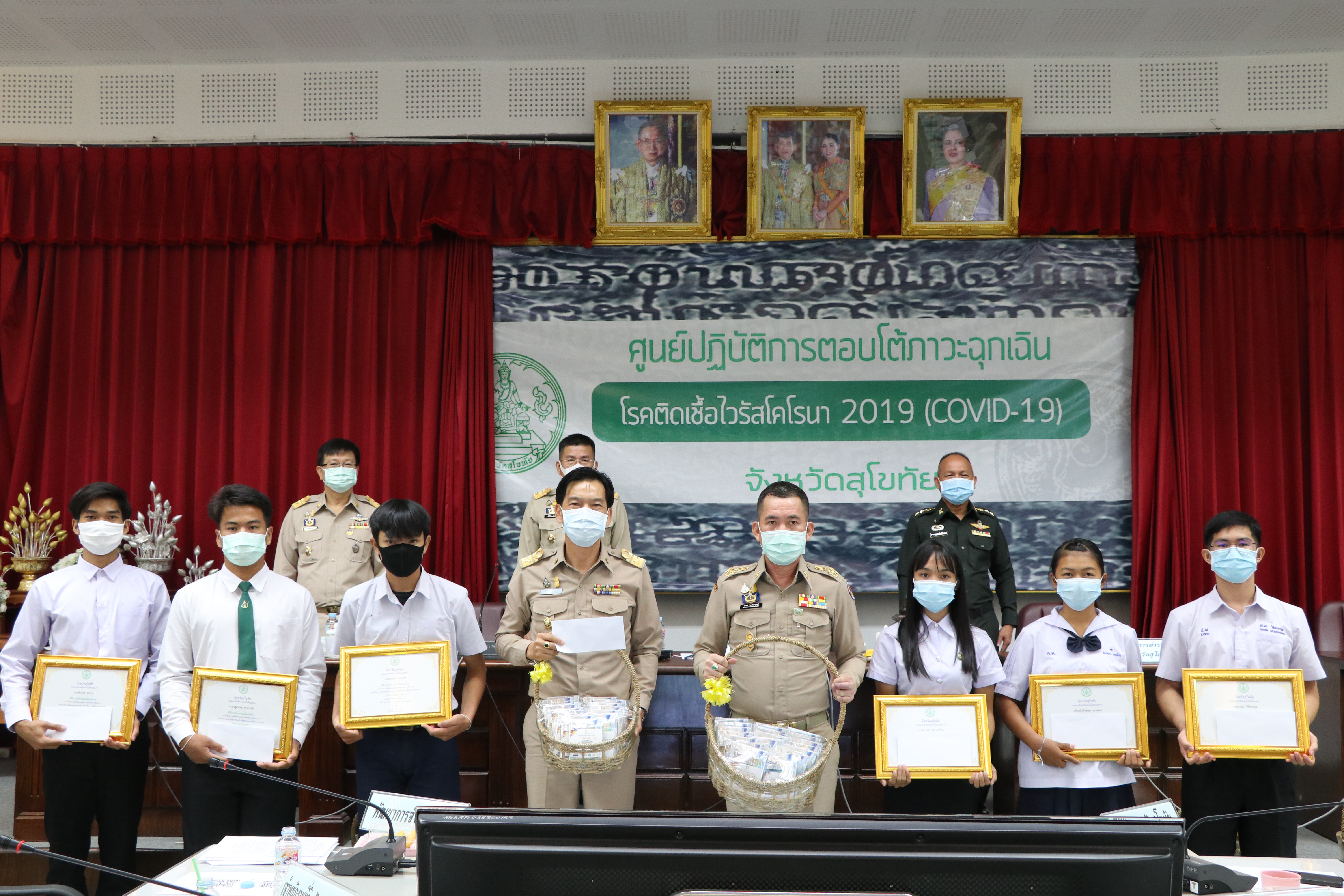 วันที่ 29 กรกฎาคม 2563 เวลา 09.00 น.นายธวัช ใสสม พัฒนาการจังหวัดสุโขทัย นำเสนอผลความก้าวหน้าการดำเนินงานการพัฒนาคุณภาพชีวิตประชาชนจังหวัดสุโขทัย “โครงการสุโขทัยเมืองผาสุก” และผลความก้าวหน้าโครงการพัฒนาพื้นที่ต้นแบบการพัฒนาคุณภาพชีวิตตามหลักทฤษฎีใหม่ ประยุกต์สู่ “โคก หนอง นา โมเดล” การประชุมคณะกรมการจังหวัดสุโขทัย ครั้งที่ 5/2563