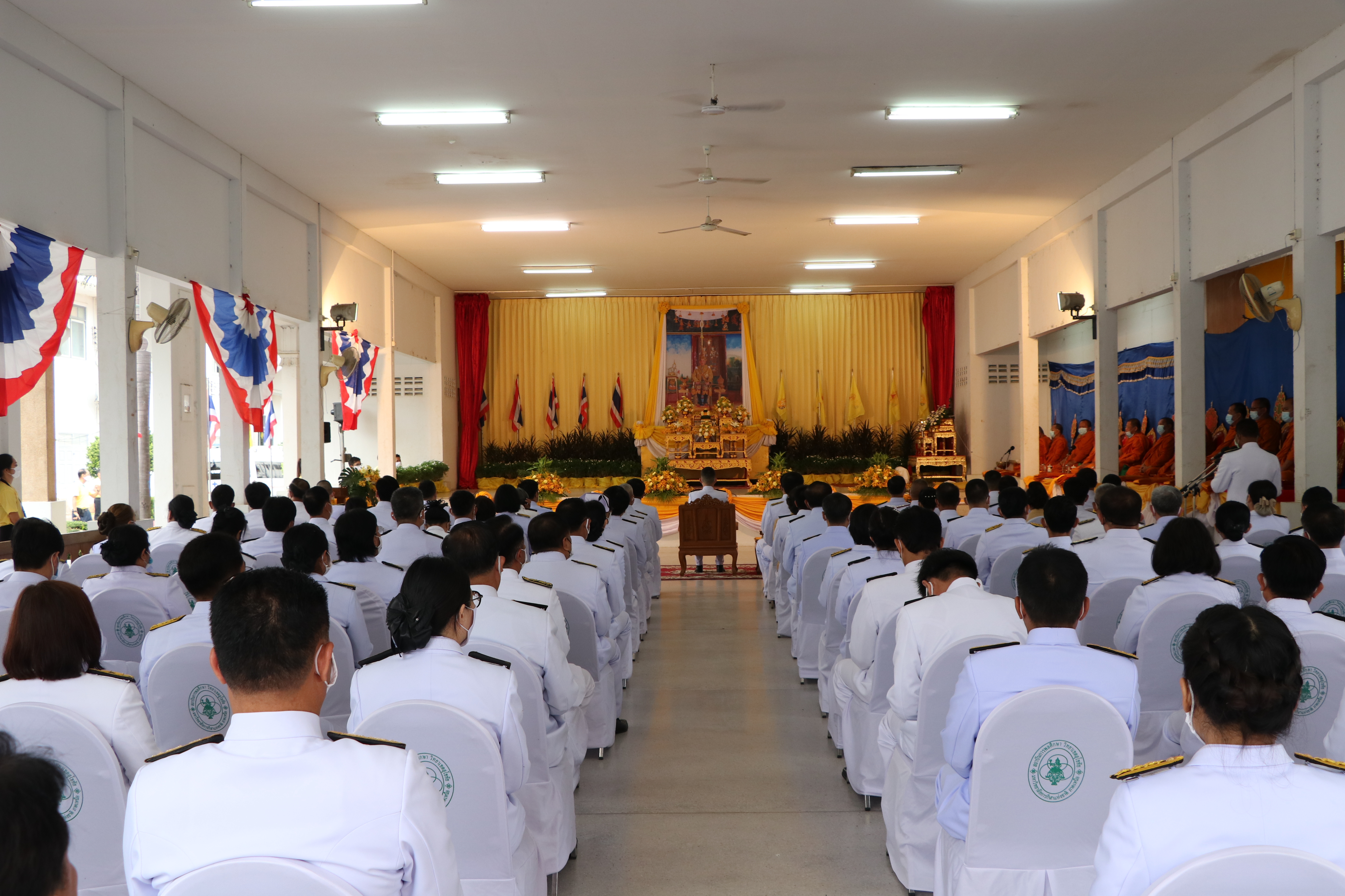 วันที่ 28 กรกฎาคม 2563 เวลา 07.00 น. นายธวัช ใสสม พัฒนาการจังหวัดสุโขทัย นำข้าราชการ พนักงาน ลูกจ้าง สำนักงานพัฒนาชุมชนจังหวัดสุโขทัย เข้าร่วมกิจกรรมเฉลิมพระเกียรติพระบาทสมเด็จพระเจ้าอยู่หัว เนื่องในโอกาสวันเฉลิมพระชนมพรรษา 28 กรกฎาคม 2563 ณ ศาลาเอนกประสงค์ ศาลากลางจังหวัดสุโขทัย