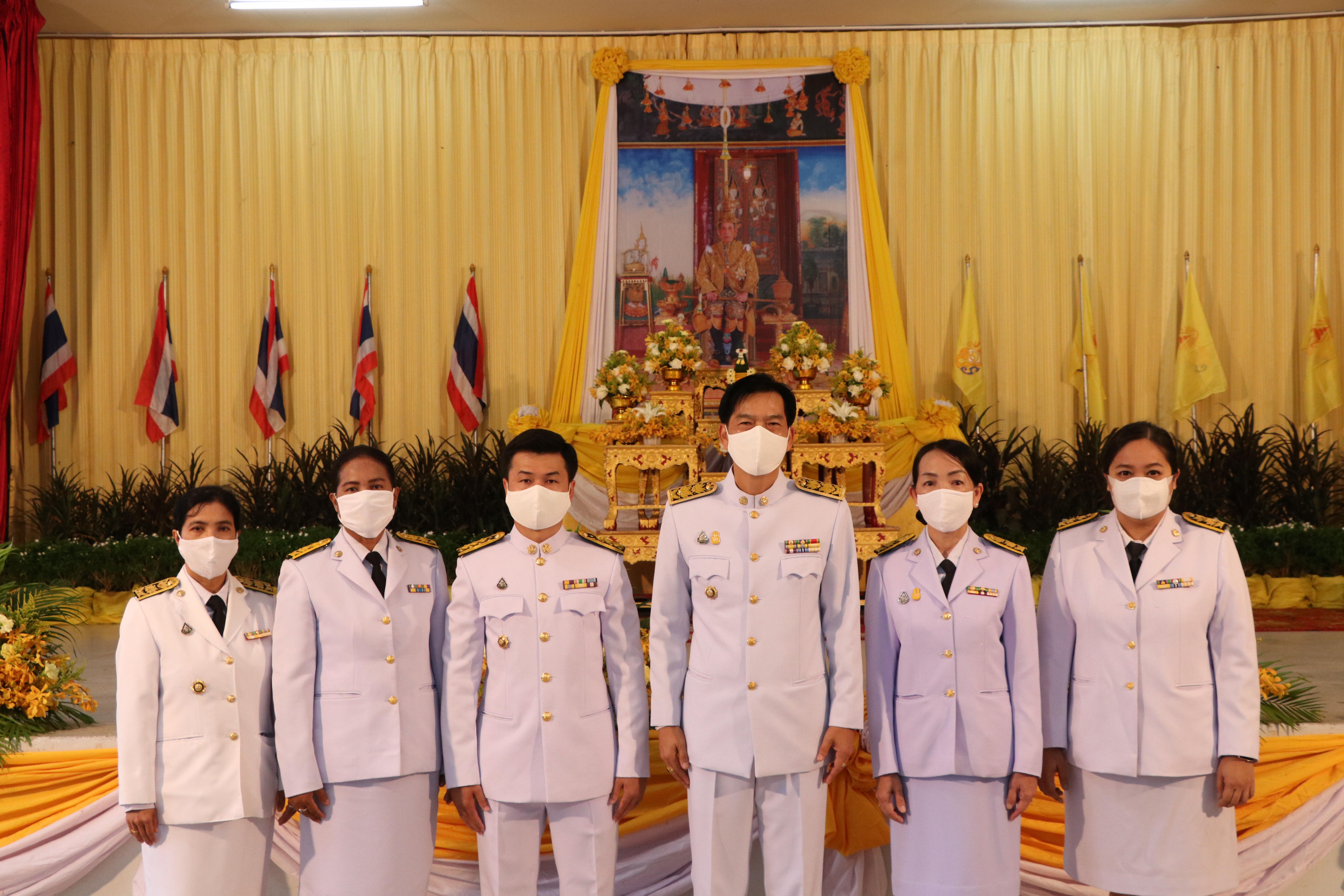 วันที่ 28 กรกฎาคม 2563 เวลา 07.00 น. นายธวัช ใสสม พัฒนาการจังหวัดสุโขทัย นำข้าราชการ พนักงาน ลูกจ้าง สำนักงานพัฒนาชุมชนจังหวัดสุโขทัย เข้าร่วมกิจกรรมเฉลิมพระเกียรติพระบาทสมเด็จพระเจ้าอยู่หัว เนื่องในโอกาสวันเฉลิมพระชนมพรรษา 28 กรกฎาคม 2563 ณ ศาลาเอนกประสงค์ ศาลากลางจังหวัดสุโขทัย