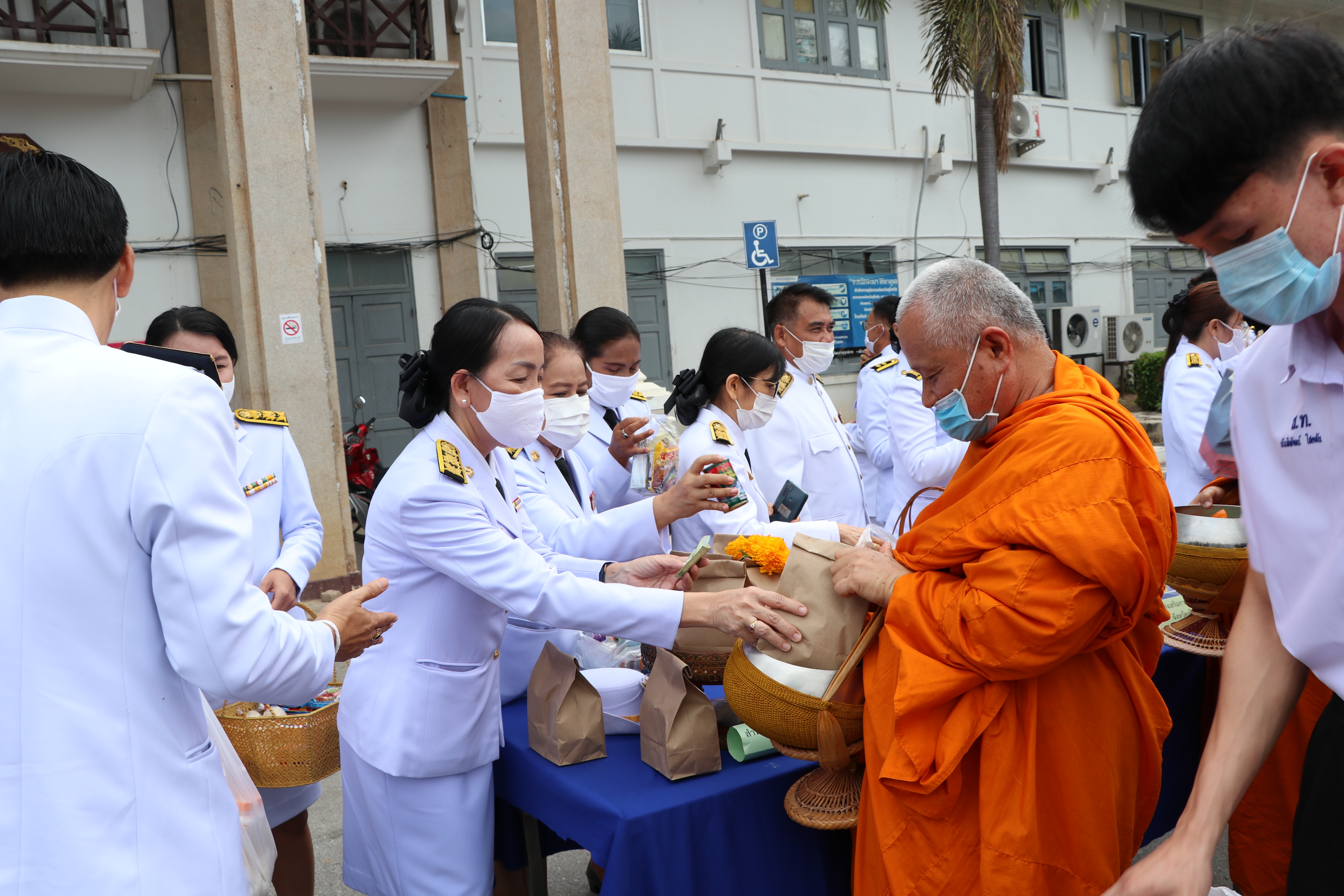 วันที่ 28 กรกฎาคม 2563 เวลา 07.00 น. นายธวัช ใสสม พัฒนาการจังหวัดสุโขทัย นำข้าราชการ พนักงาน ลูกจ้าง สำนักงานพัฒนาชุมชนจังหวัดสุโขทัย เข้าร่วมกิจกรรมเฉลิมพระเกียรติพระบาทสมเด็จพระเจ้าอยู่หัว เนื่องในโอกาสวันเฉลิมพระชนมพรรษา 28 กรกฎาคม 2563 ณ ศาลาเอนกประสงค์ ศาลากลางจังหวัดสุโขทัย