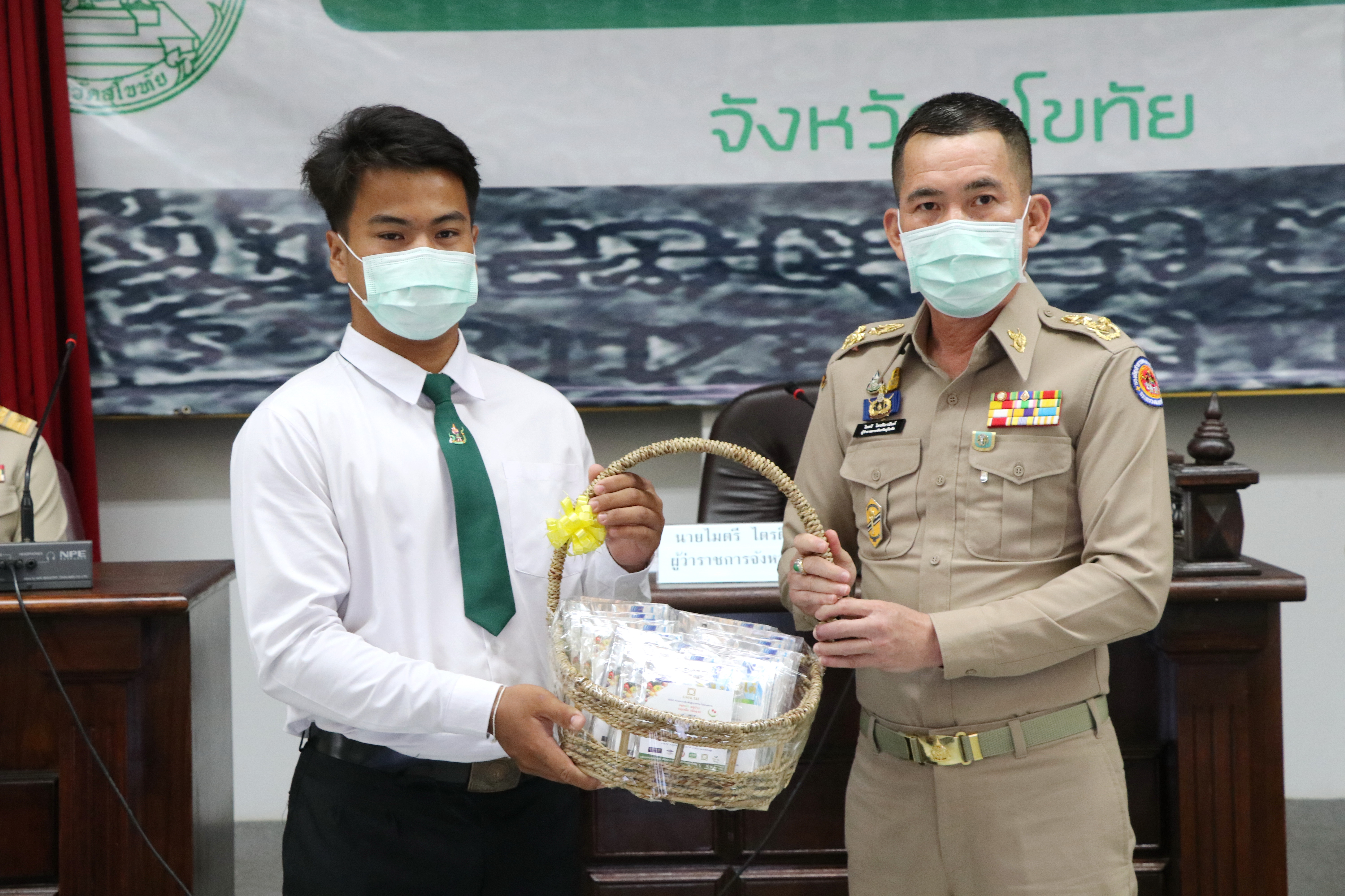 วันที่ 29 กรกฎาคม 2563 เวลา 09.00 น.นายธวัช ใสสม พัฒนาการจังหวัดสุโขทัย นำเสนอผลความก้าวหน้าการดำเนินงานการพัฒนาคุณภาพชีวิตประชาชนจังหวัดสุโขทัย “โครงการสุโขทัยเมืองผาสุก” และผลความก้าวหน้าโครงการพัฒนาพื้นที่ต้นแบบการพัฒนาคุณภาพชีวิตตามหลักทฤษฎีใหม่ ประยุกต์สู่ “โคก หนอง นา โมเดล” การประชุมคณะกรมการจังหวัดสุโขทัย ครั้งที่ 5/2563