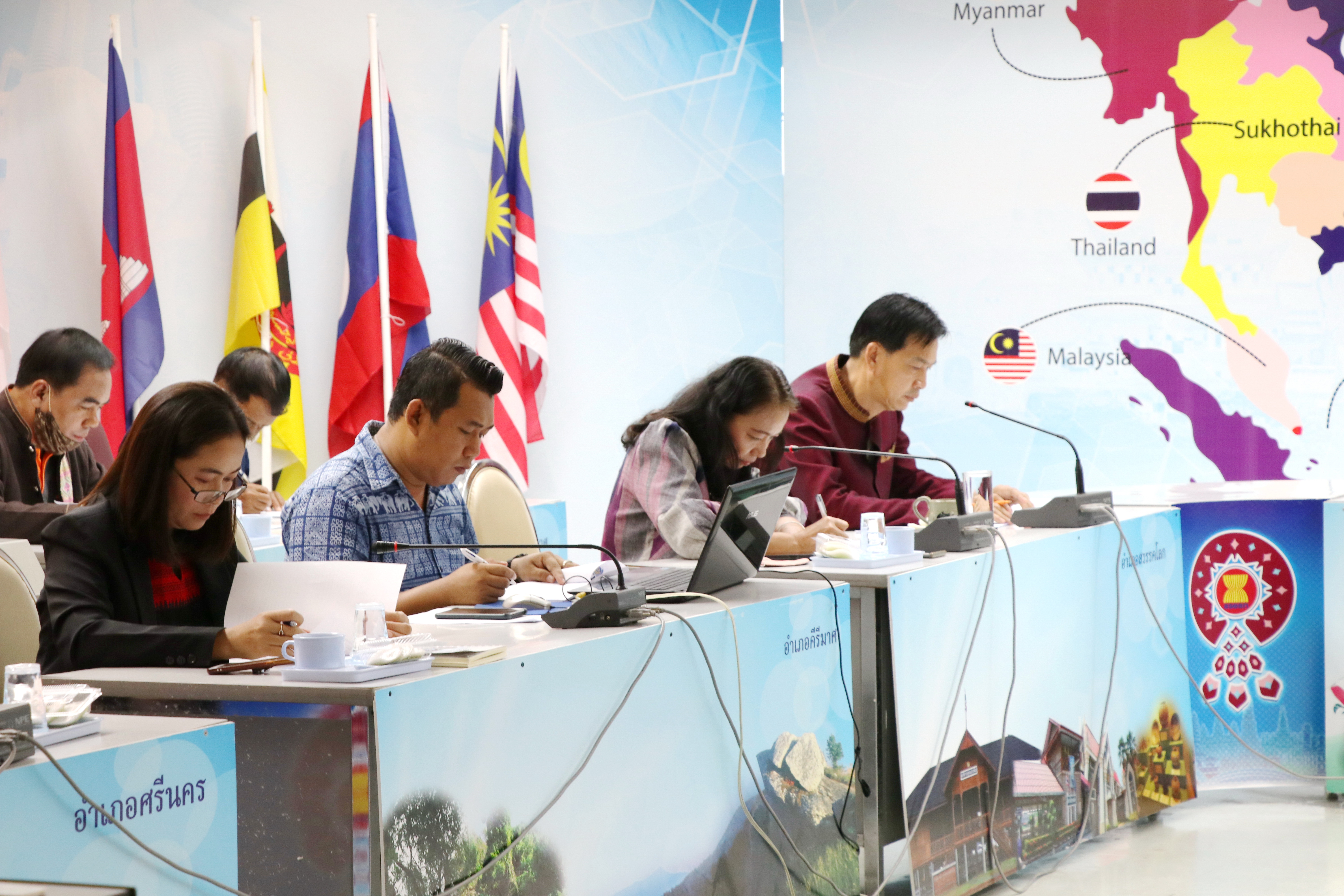 วันที่ 17 กันยายน 2563 เวลา 09.00 น. นายณรงค์ศักดิ์ หอมมาลัย รองผู้ว่าราชการจังหวัดสุโขทัย เป็นประธานการประชุมคณะกรรมการพัฒนาคุณภาพชีวิต จังหวัดสุโขทัย ครั้งที่ 2/2563