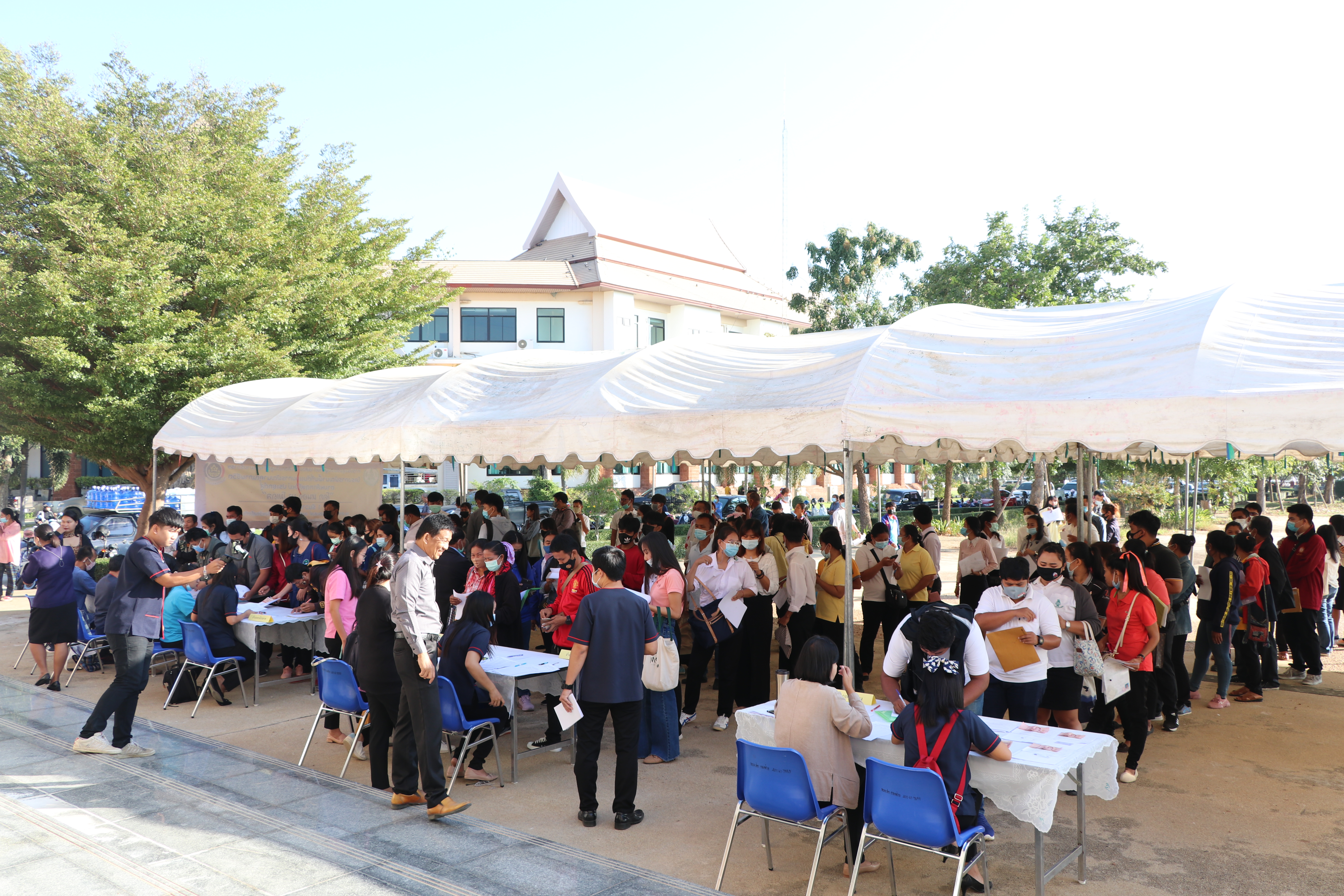 จังหวัดสุโขทัย ปฐมนิเทศ และจัดทำบันทึกข้อตกลงการจ้างงานผู้ผ่านการคัดเลือกบุคคลเพื่อจัดจ้างเป็นลูกจ้างเหมาบริการปฏิบัติภารกิจตามโครงการพัฒนาพื้นที่ต้นแบบการพัฒนาคุณภาพชีวิตตามหลักทฤษฎีใหม่ ประยุกต์สู่ “โคก หนอง นา โมเดล” บรรยากาศคึกคัก