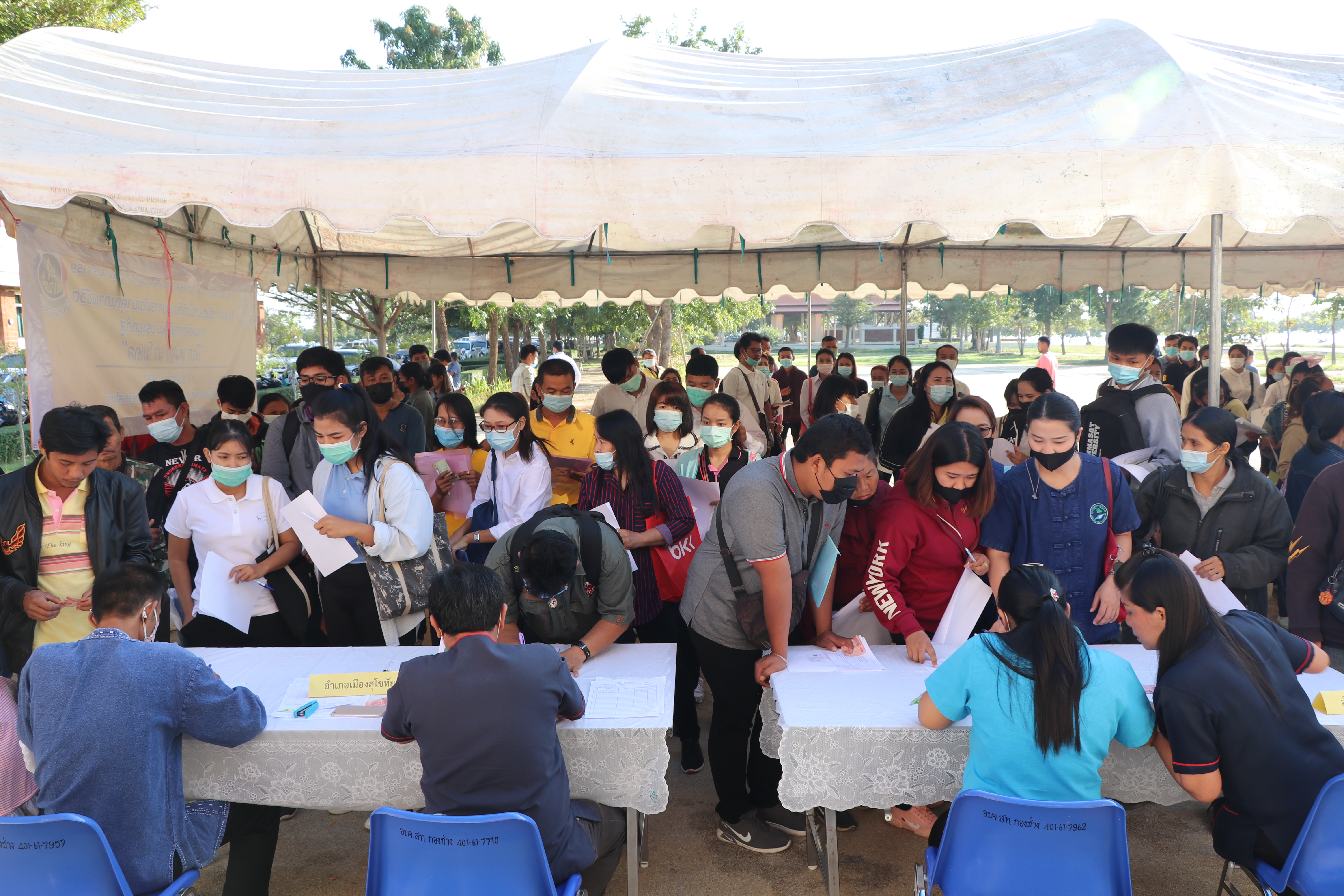 จังหวัดสุโขทัย ปฐมนิเทศ และจัดทำบันทึกข้อตกลงการจ้างงานผู้ผ่านการคัดเลือกบุคคลเพื่อจัดจ้างเป็นลูกจ้างเหมาบริการปฏิบัติภารกิจตามโครงการพัฒนาพื้นที่ต้นแบบการพัฒนาคุณภาพชีวิตตามหลักทฤษฎีใหม่ ประยุกต์สู่ “โคก หนอง นา โมเดล” บรรยากาศคึกคัก