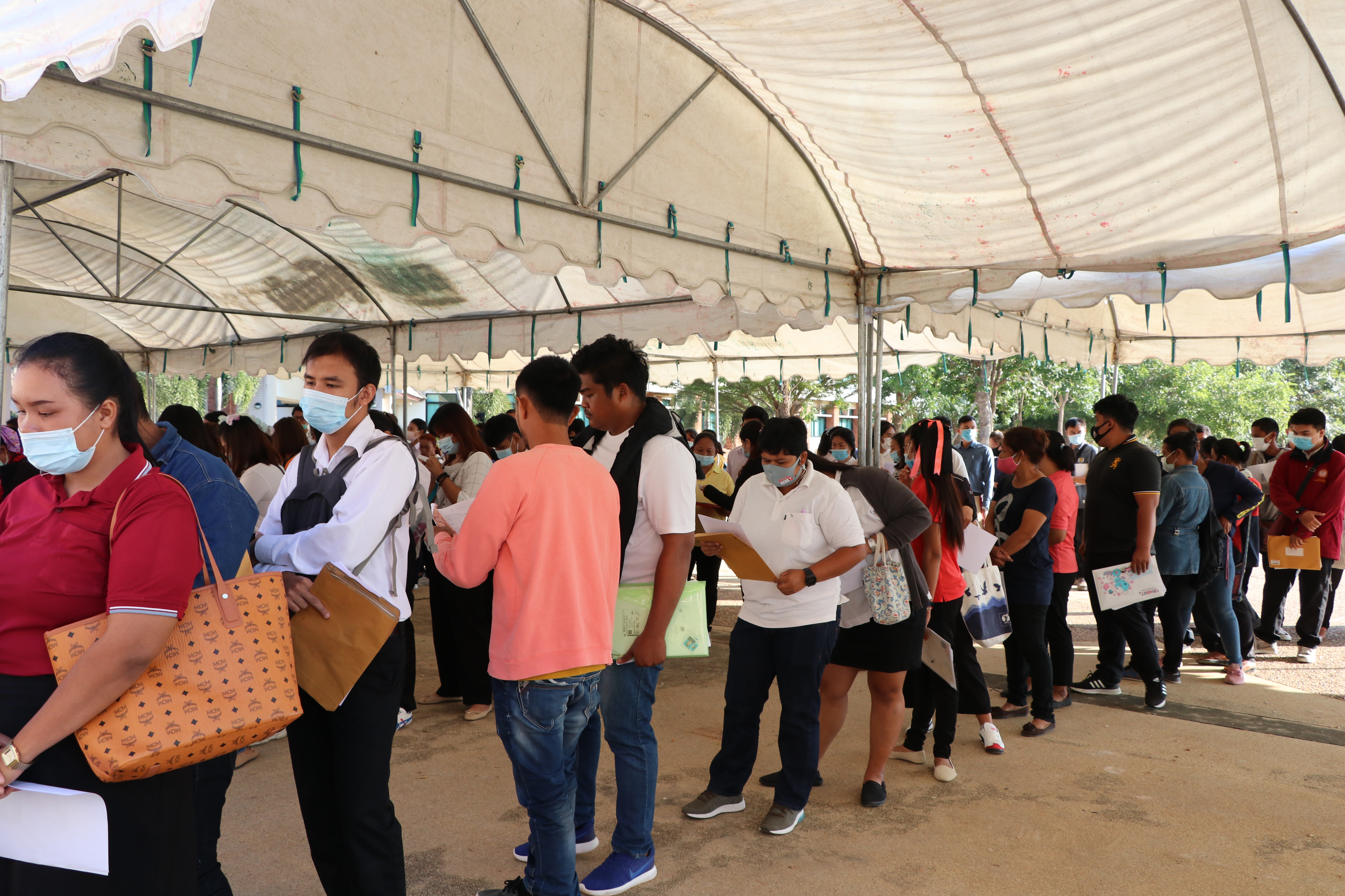 จังหวัดสุโขทัย ปฐมนิเทศ และจัดทำบันทึกข้อตกลงการจ้างงานผู้ผ่านการคัดเลือกบุคคลเพื่อจัดจ้างเป็นลูกจ้างเหมาบริการปฏิบัติภารกิจตามโครงการพัฒนาพื้นที่ต้นแบบการพัฒนาคุณภาพชีวิตตามหลักทฤษฎีใหม่ ประยุกต์สู่ “โคก หนอง นา โมเดล” บรรยากาศคึกคัก