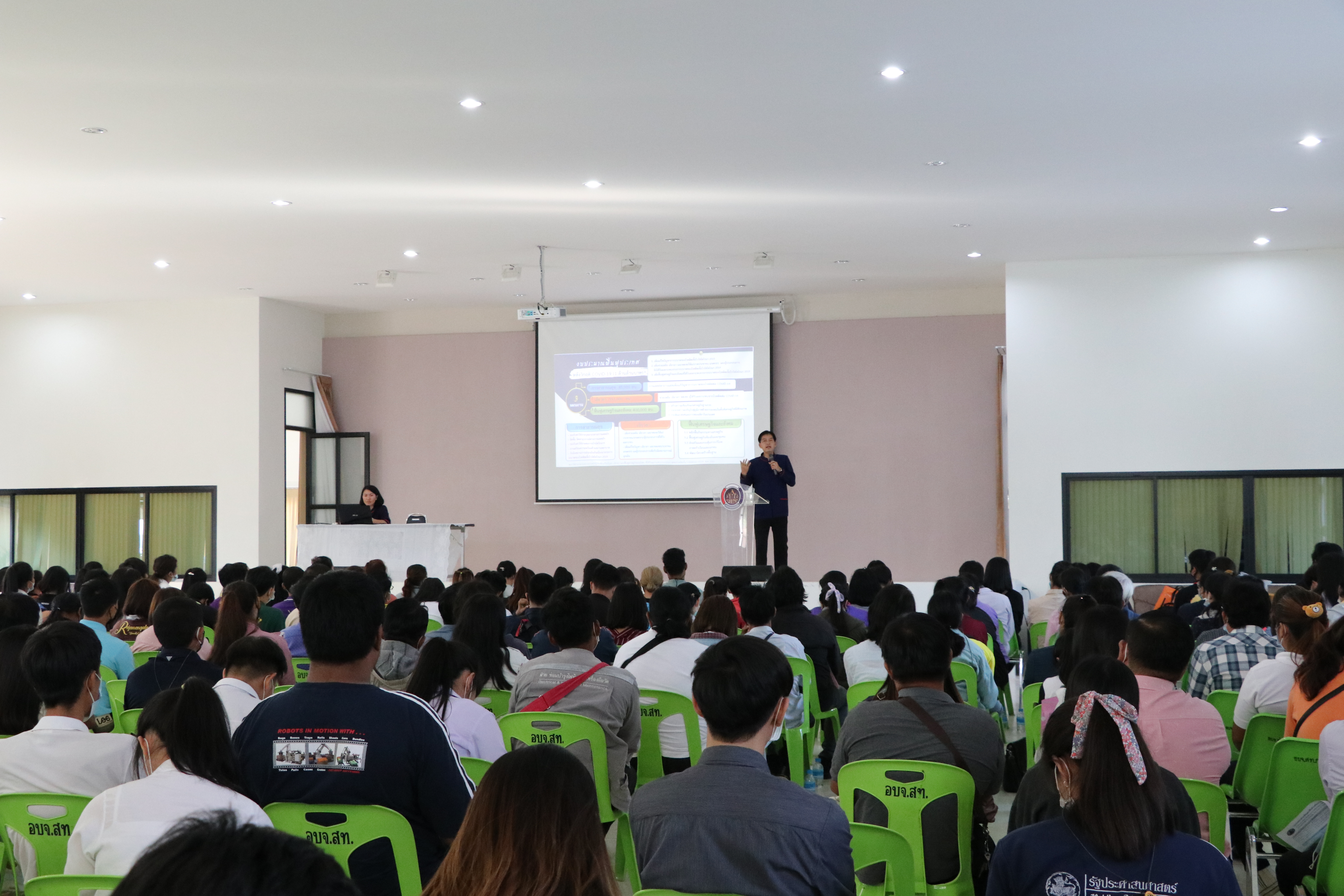 “จังหวัดสุโขทัย ปฐมนิเทศ และจัดทำบันทึกข้อตกลงการจ้างงาน(รอบบ่าย) ผู้ผ่านการคัดเลือกบุคคลเพื่อจัดจ้างเป็นลูกจ้างเหมาบริการปฏิบัติภารกิจตามโครงการพัฒนาพื้นที่ต้นแบบการพัฒนาคุณภาพชีวิตตามหลักทฤษฎีใหม่ ประยุกต์สู่ “โคก หนอง นา โมเดล” กลุ่มเป้าหมายที่ 2 จำนวน 4 อำเภอ”