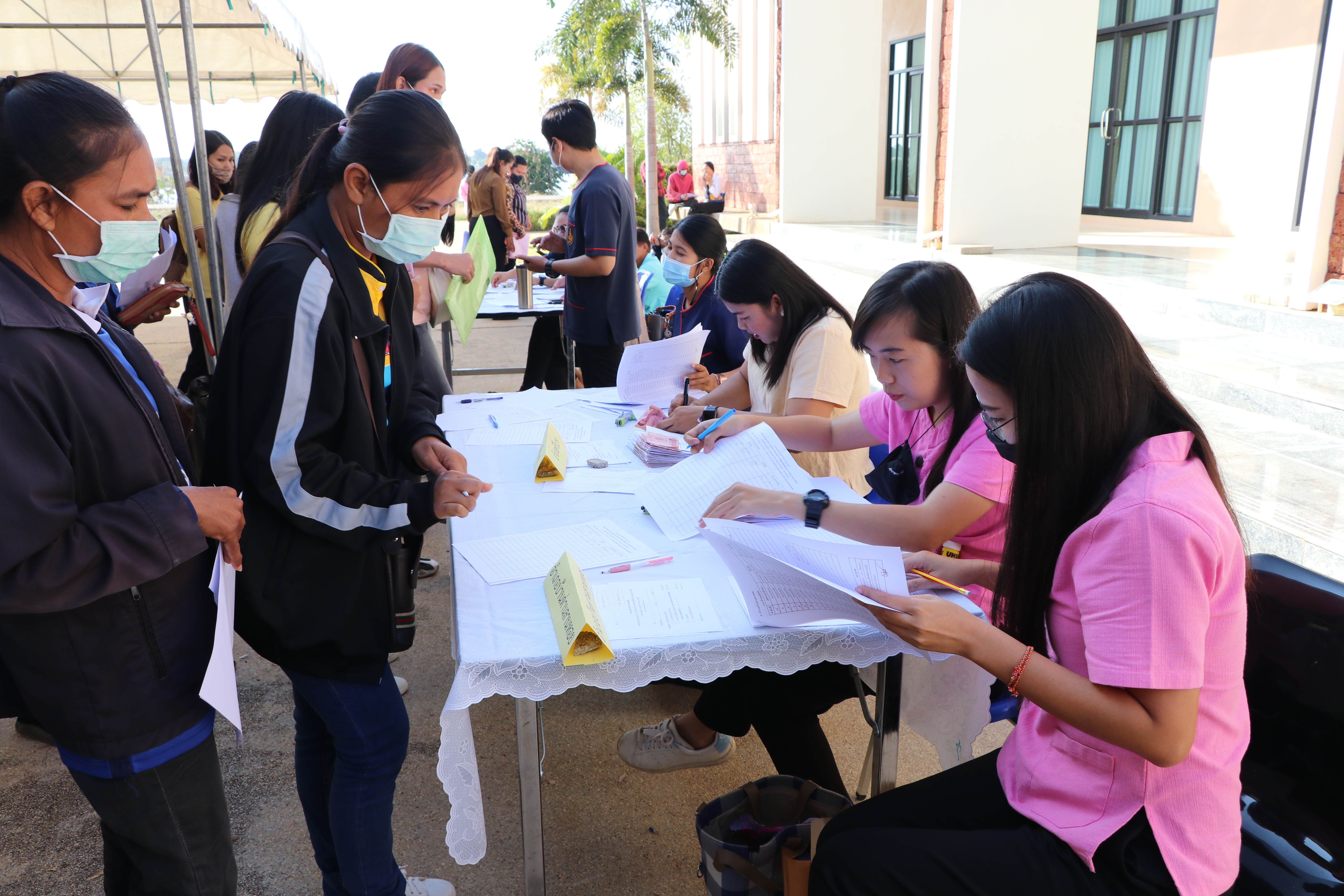 จังหวัดสุโขทัย ปฐมนิเทศ และจัดทำบันทึกข้อตกลงการจ้างงานผู้ผ่านการคัดเลือกบุคคลเพื่อจัดจ้างเป็นลูกจ้างเหมาบริการปฏิบัติภารกิจตามโครงการพัฒนาพื้นที่ต้นแบบการพัฒนาคุณภาพชีวิตตามหลักทฤษฎีใหม่ ประยุกต์สู่ “โคก หนอง นา โมเดล” บรรยากาศคึกคัก