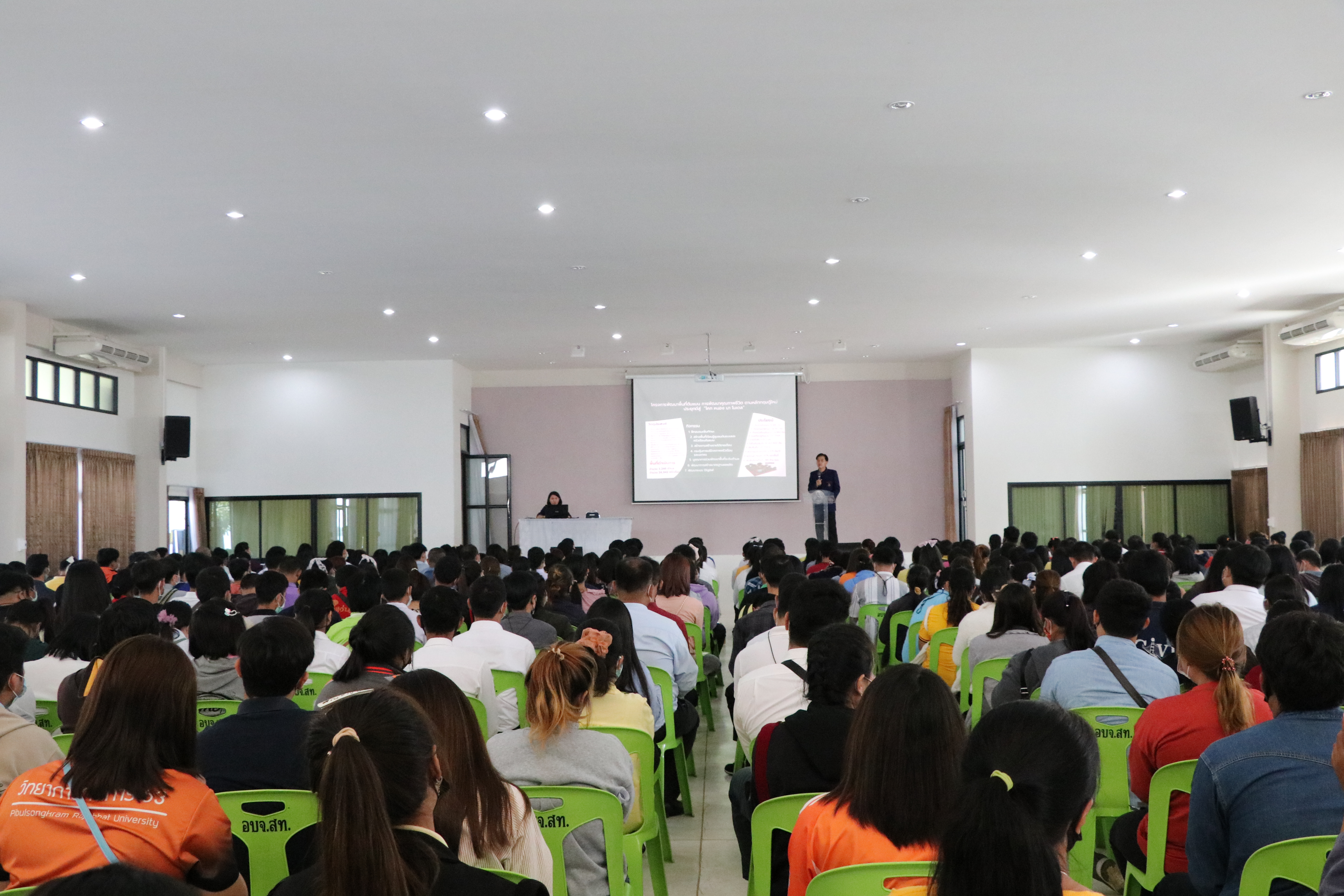 จังหวัดสุโขทัย ปฐมนิเทศ และจัดทำบันทึกข้อตกลงการจ้างงานผู้ผ่านการคัดเลือกบุคคลเพื่อจัดจ้างเป็นลูกจ้างเหมาบริการปฏิบัติภารกิจตามโครงการพัฒนาพื้นที่ต้นแบบการพัฒนาคุณภาพชีวิตตามหลักทฤษฎีใหม่ ประยุกต์สู่ “โคก หนอง นา โมเดล” บรรยากาศคึกคัก