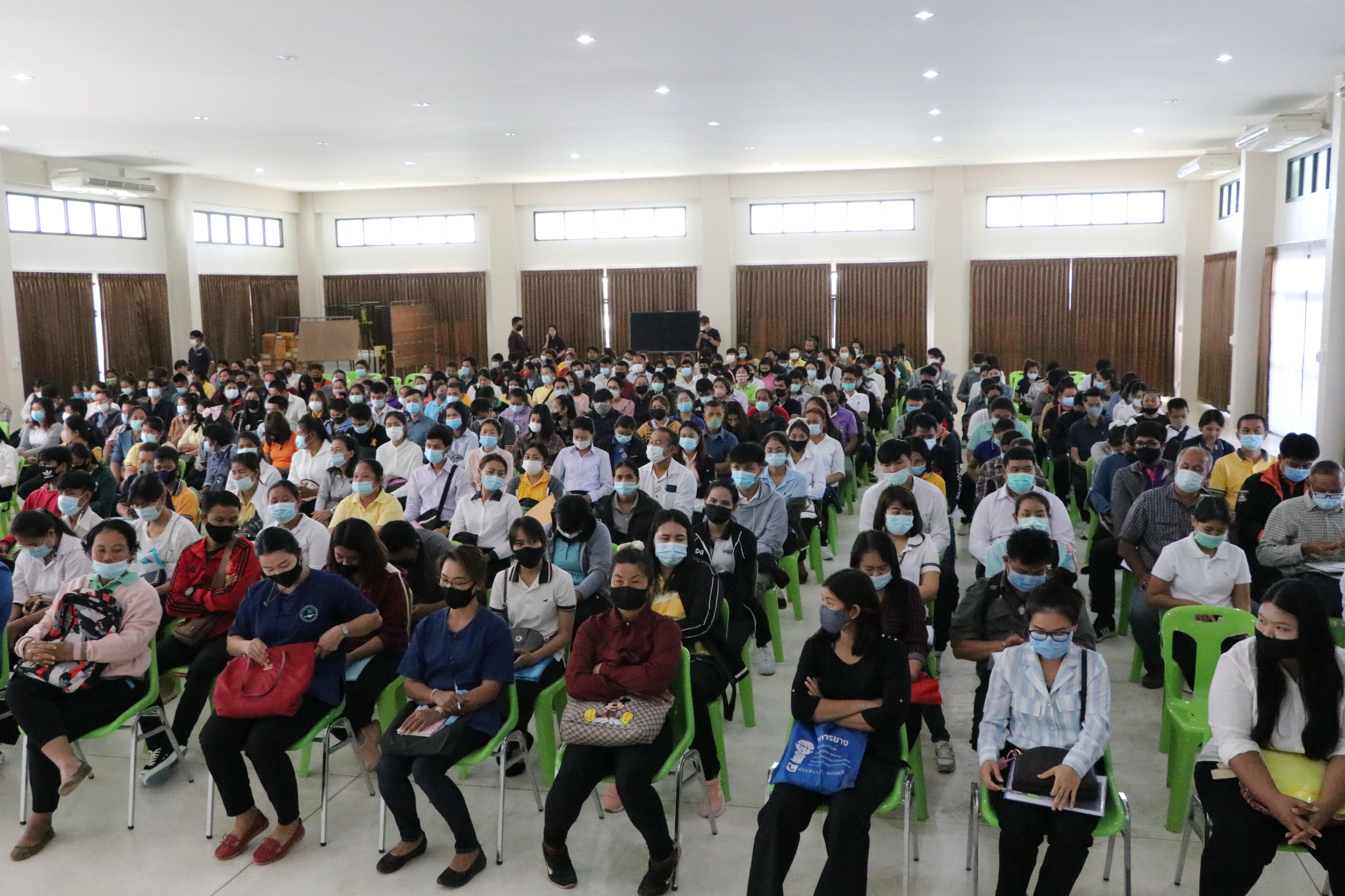 จังหวัดสุโขทัย ปฐมนิเทศ และจัดทำบันทึกข้อตกลงการจ้างงานผู้ผ่านการคัดเลือกบุคคลเพื่อจัดจ้างเป็นลูกจ้างเหมาบริการปฏิบัติภารกิจตามโครงการพัฒนาพื้นที่ต้นแบบการพัฒนาคุณภาพชีวิตตามหลักทฤษฎีใหม่ ประยุกต์สู่ “โคก หนอง นา โมเดล” บรรยากาศคึกคัก